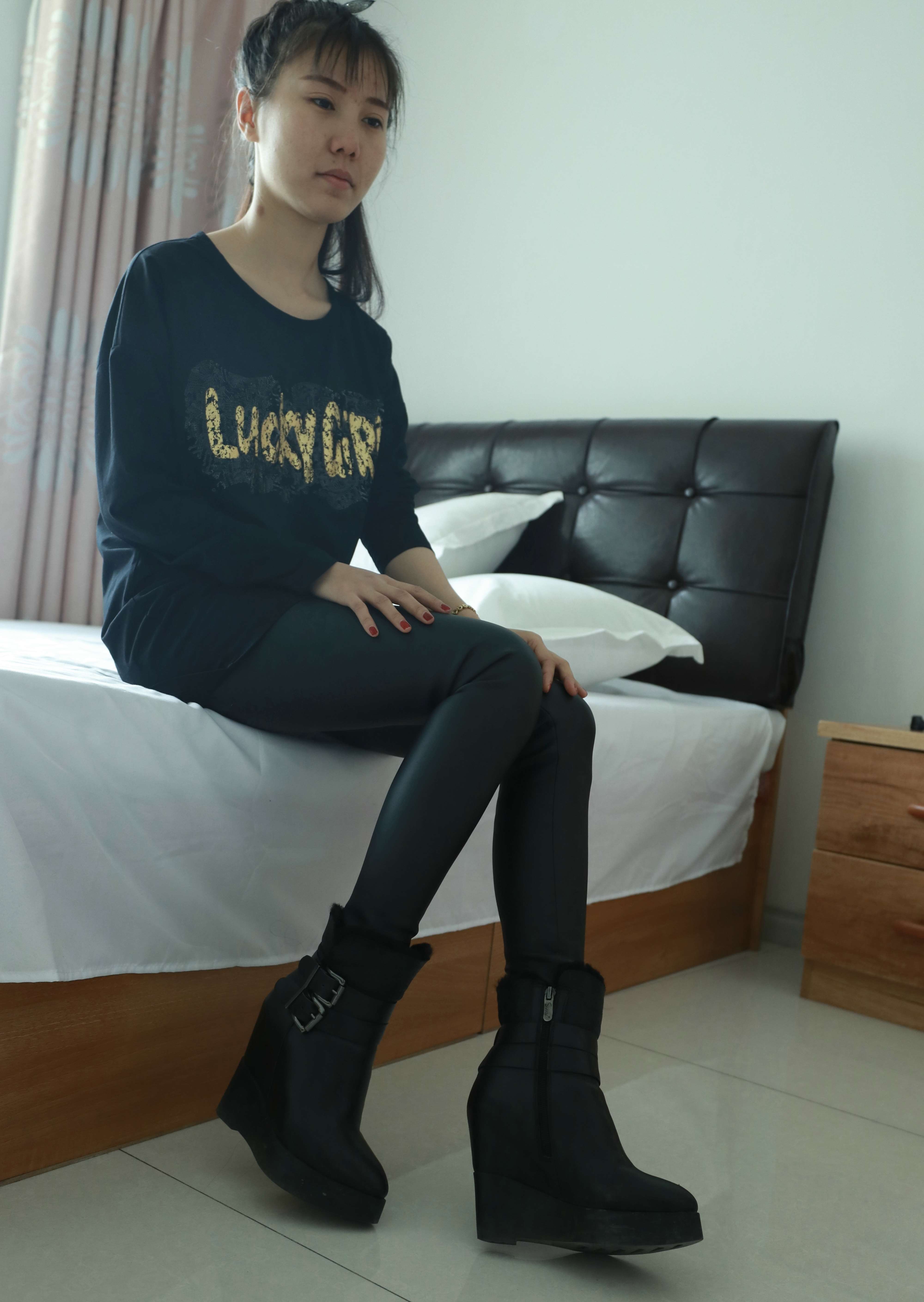 《皮裤の棉袜脚》作品图