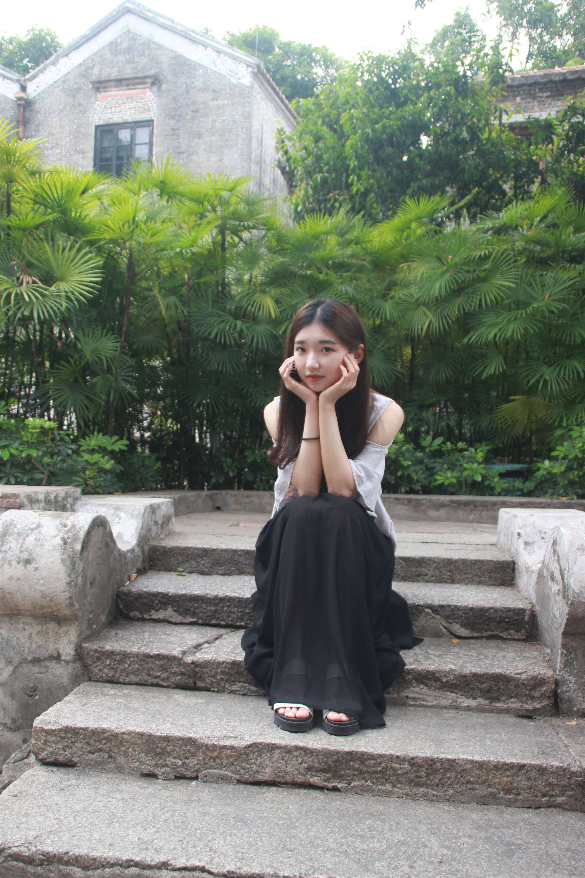 《古城裸足女孩》作品图