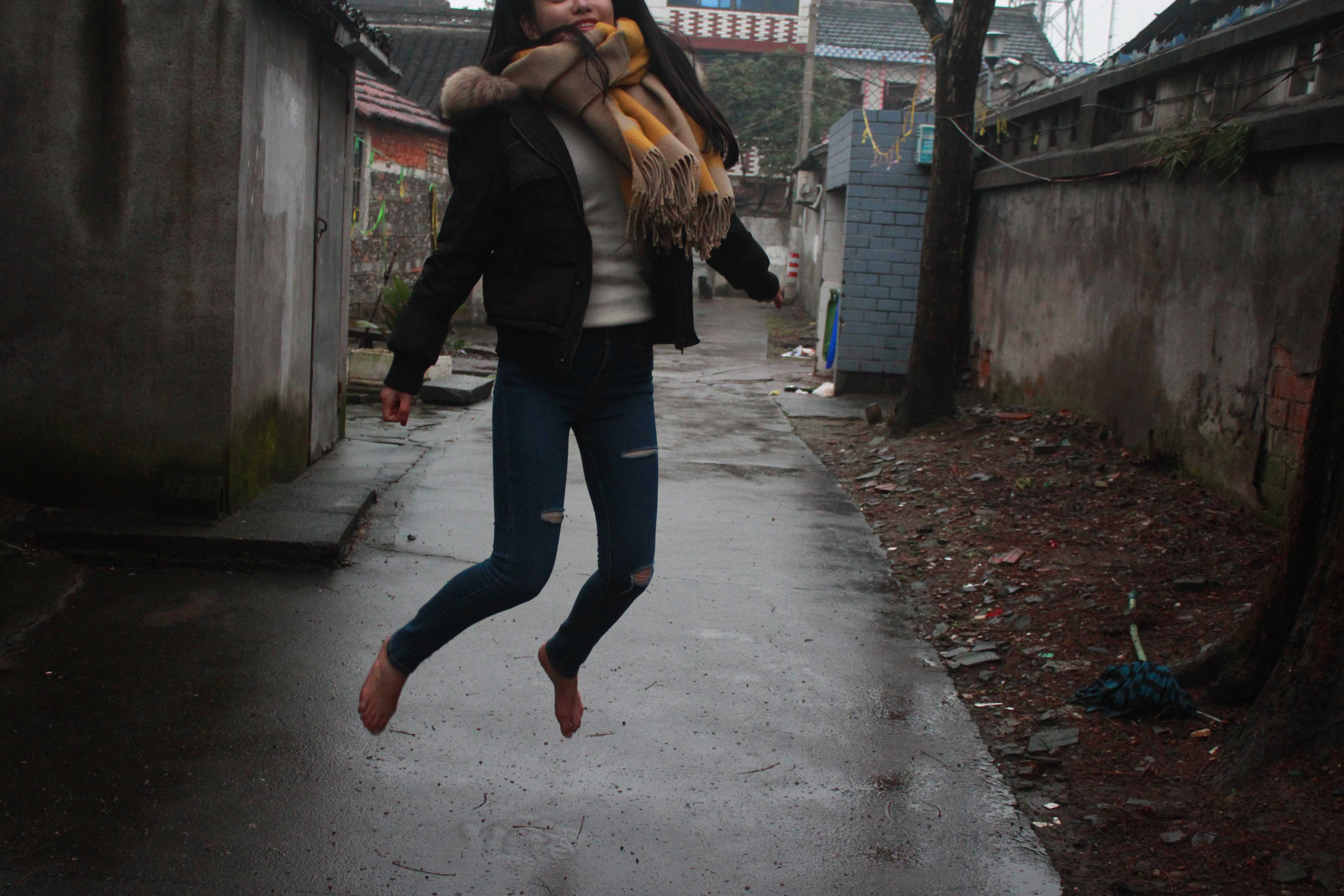 《花意瑶冬天午饭后赤脚》作品图