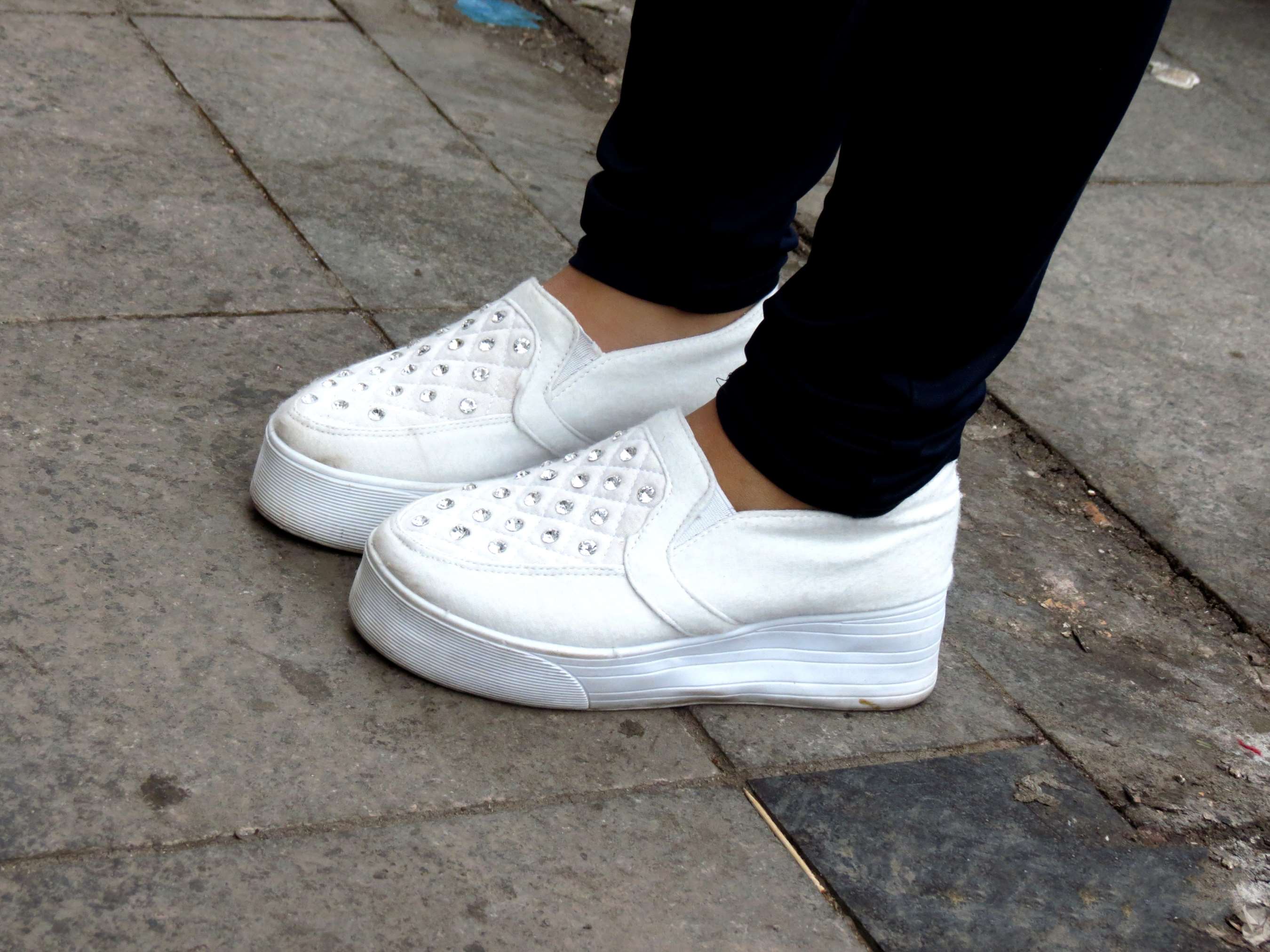 《真实搭讪街头女学生脱鞋脱袜要袜子》作品图