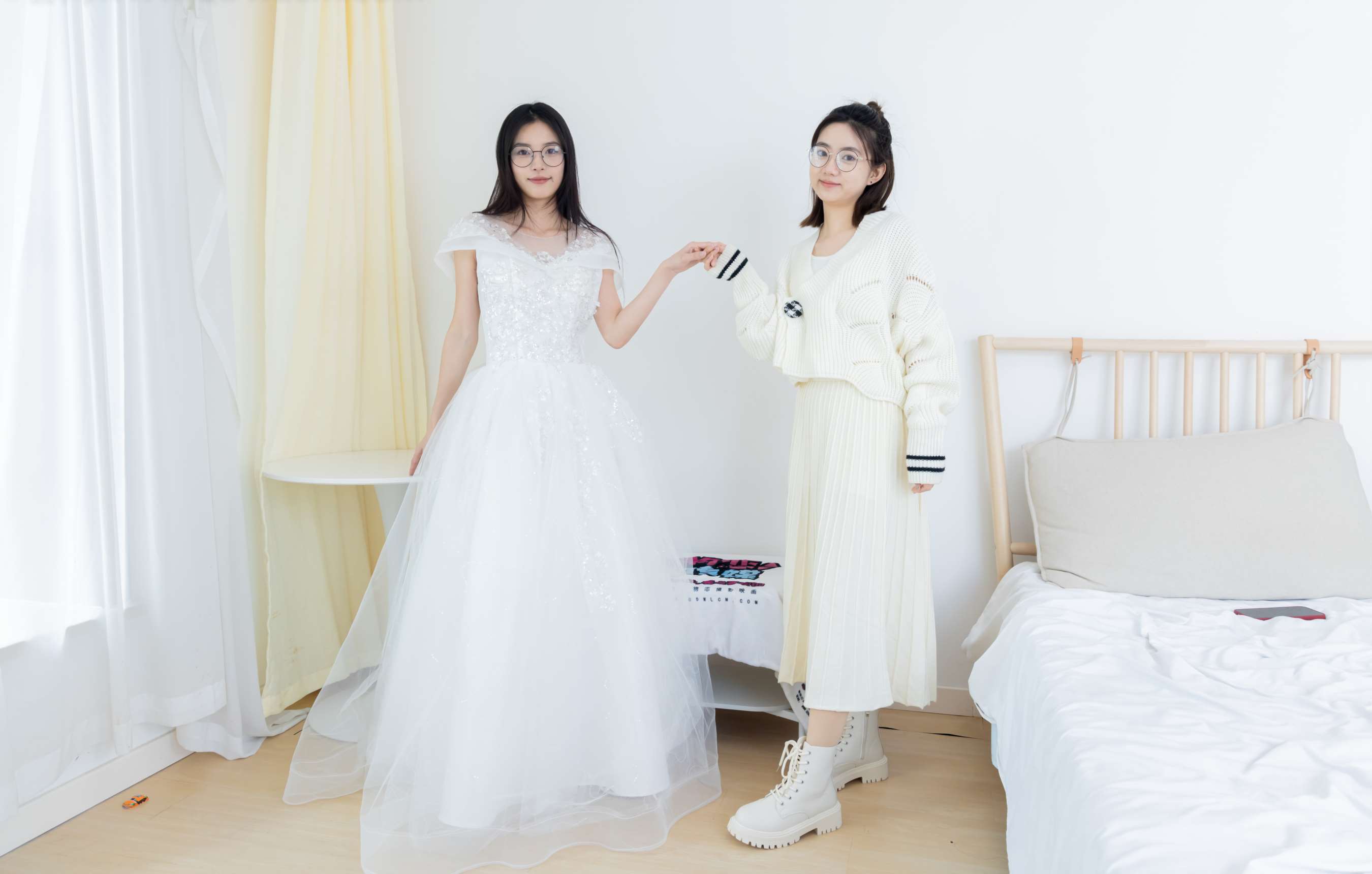 《茯苓&欢欢-高跟鞋、马丁靴、厚白丝、厚肉丝、瑜伽动作、挠脚剧情、婚纱》作品图