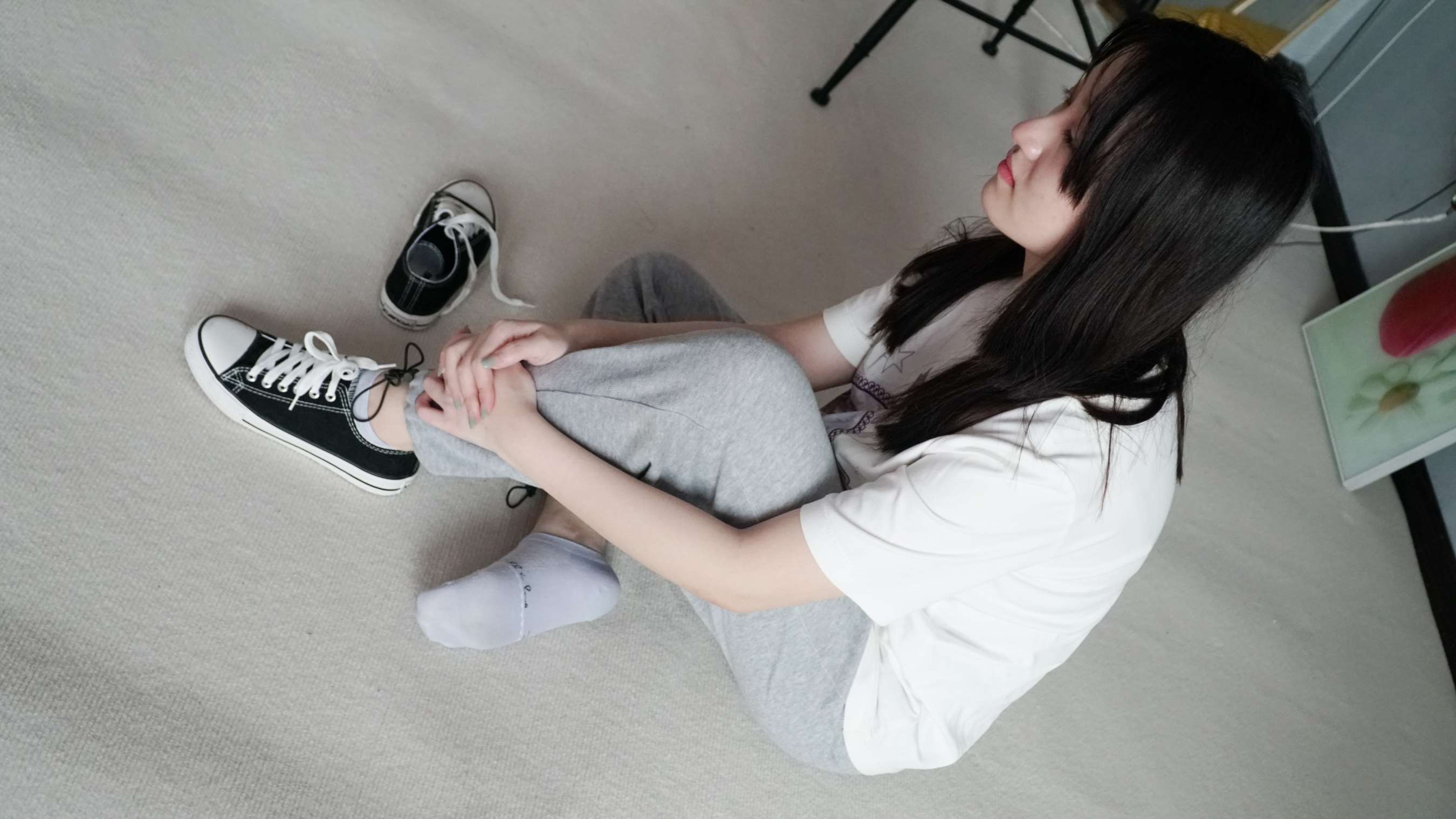 《学妹棉袜の裸足》作品图