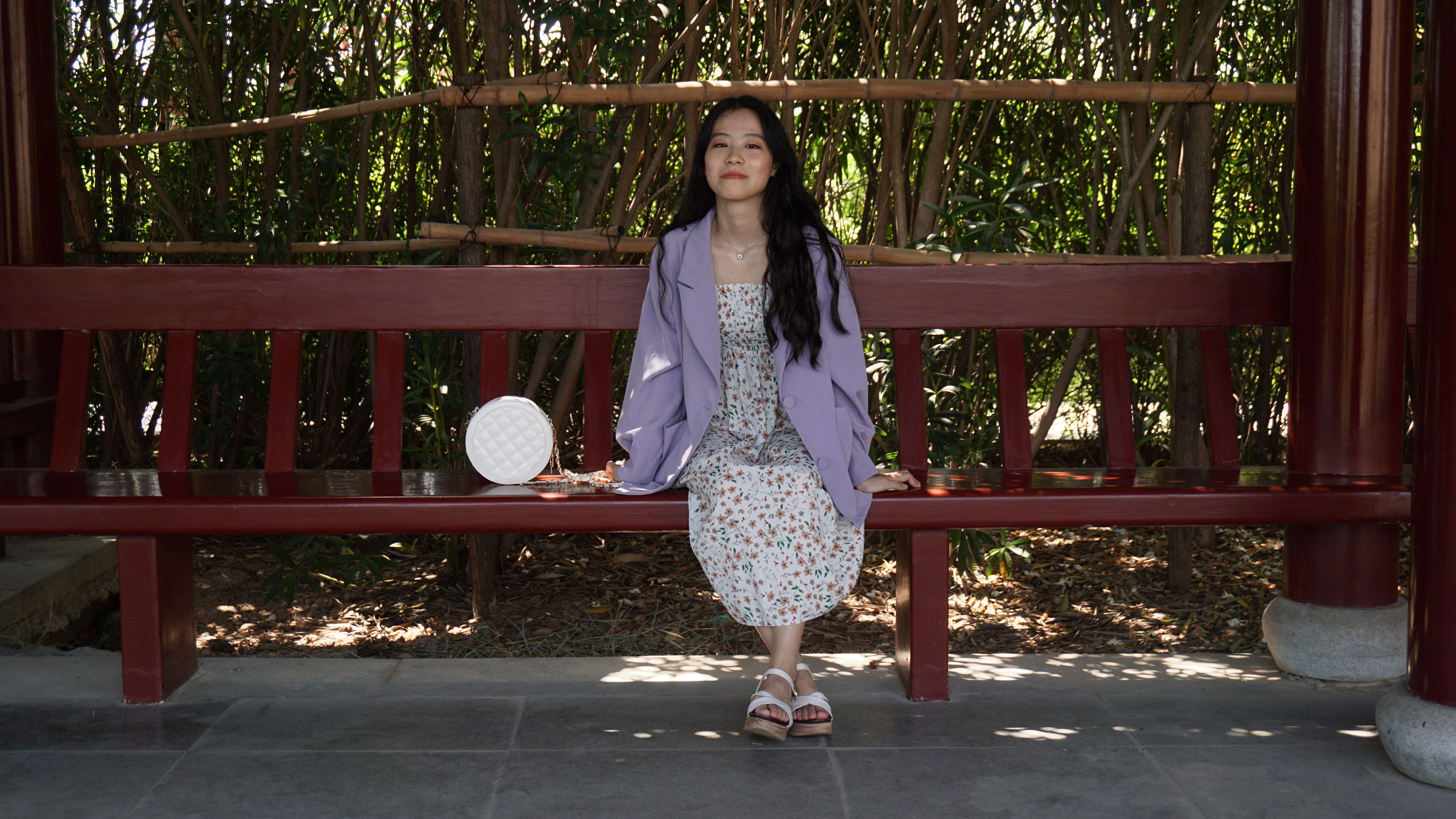 《公园碎花裙の裸足脚丫》作品图