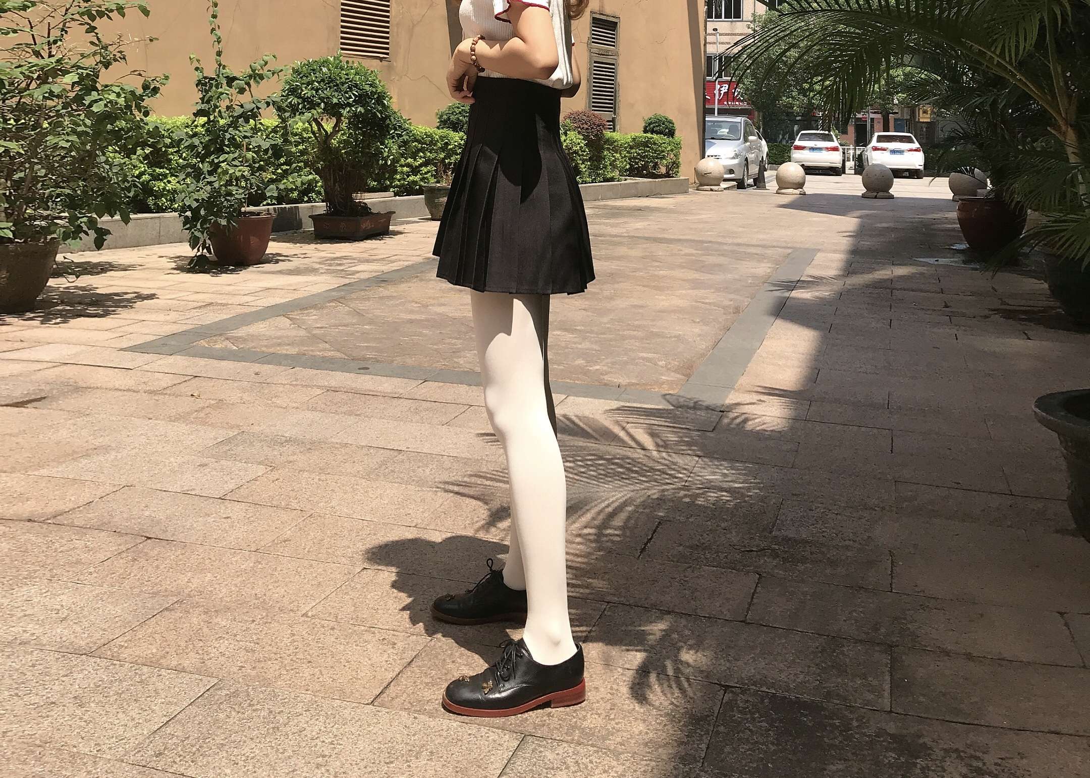 《学姐皮鞋白丝袜脚丫》作品图