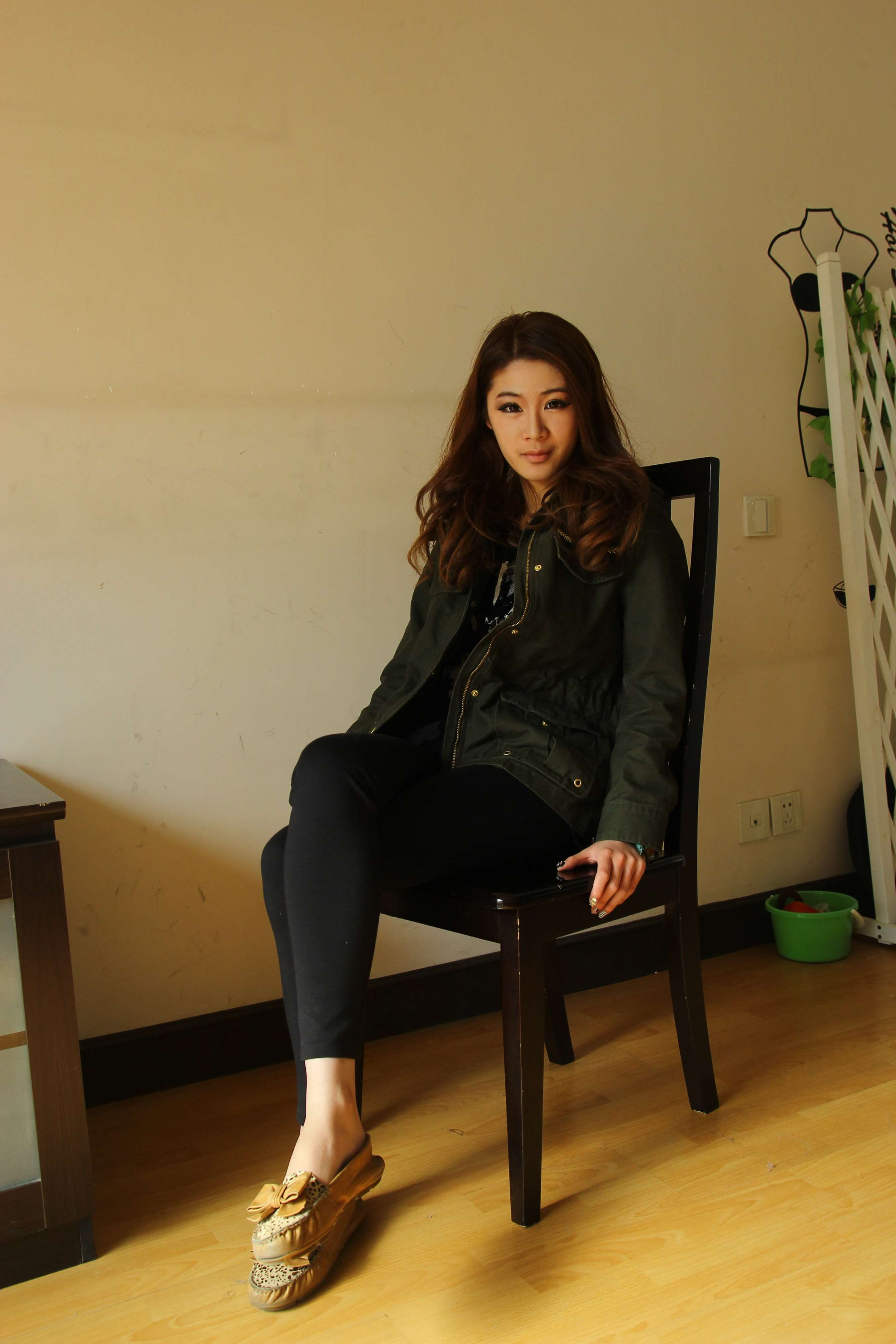 《清秀少女的细长玉足，第一次就给你看！》作品图