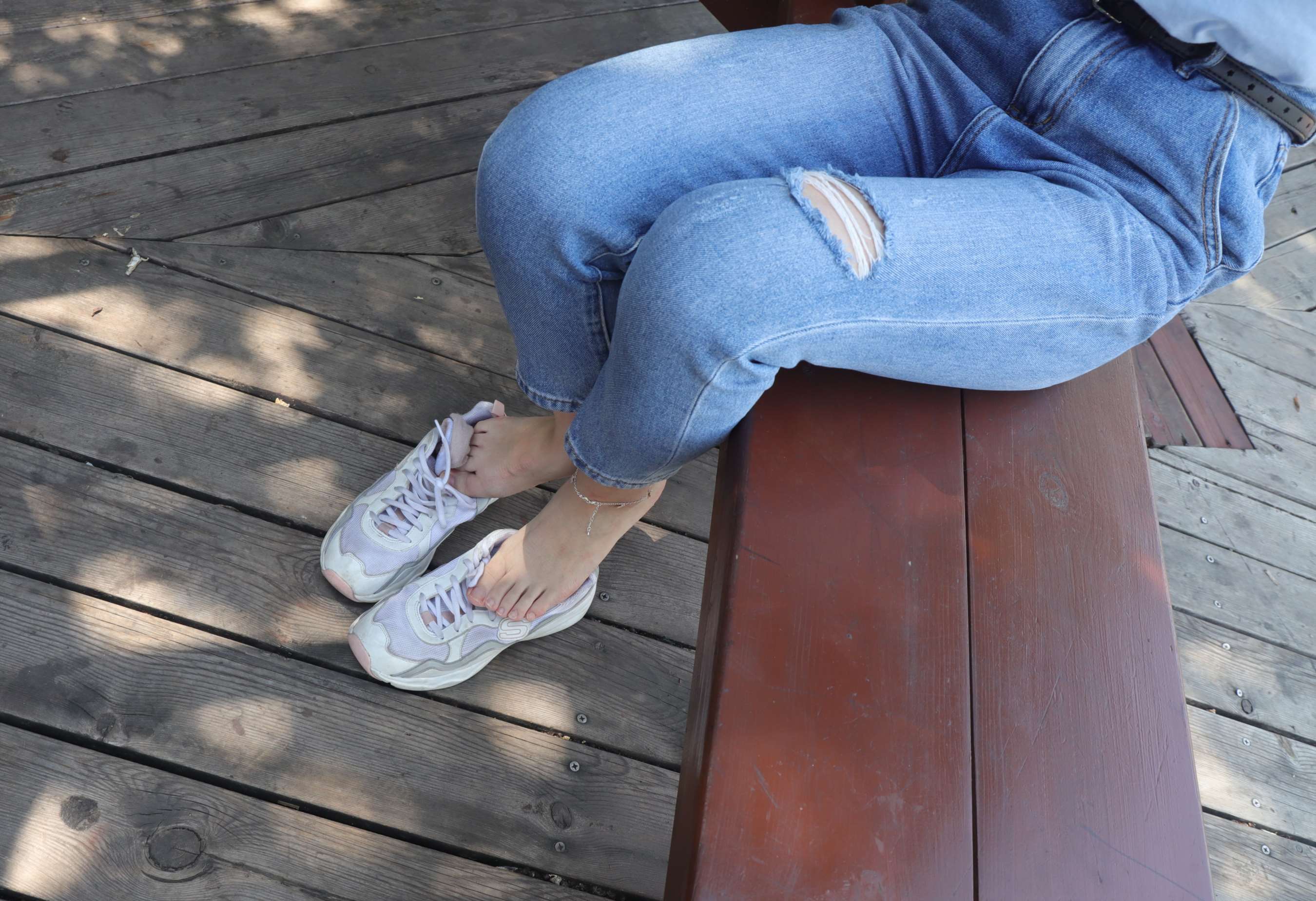 《大学生小刘脱下穿了一天的运动鞋》作品图