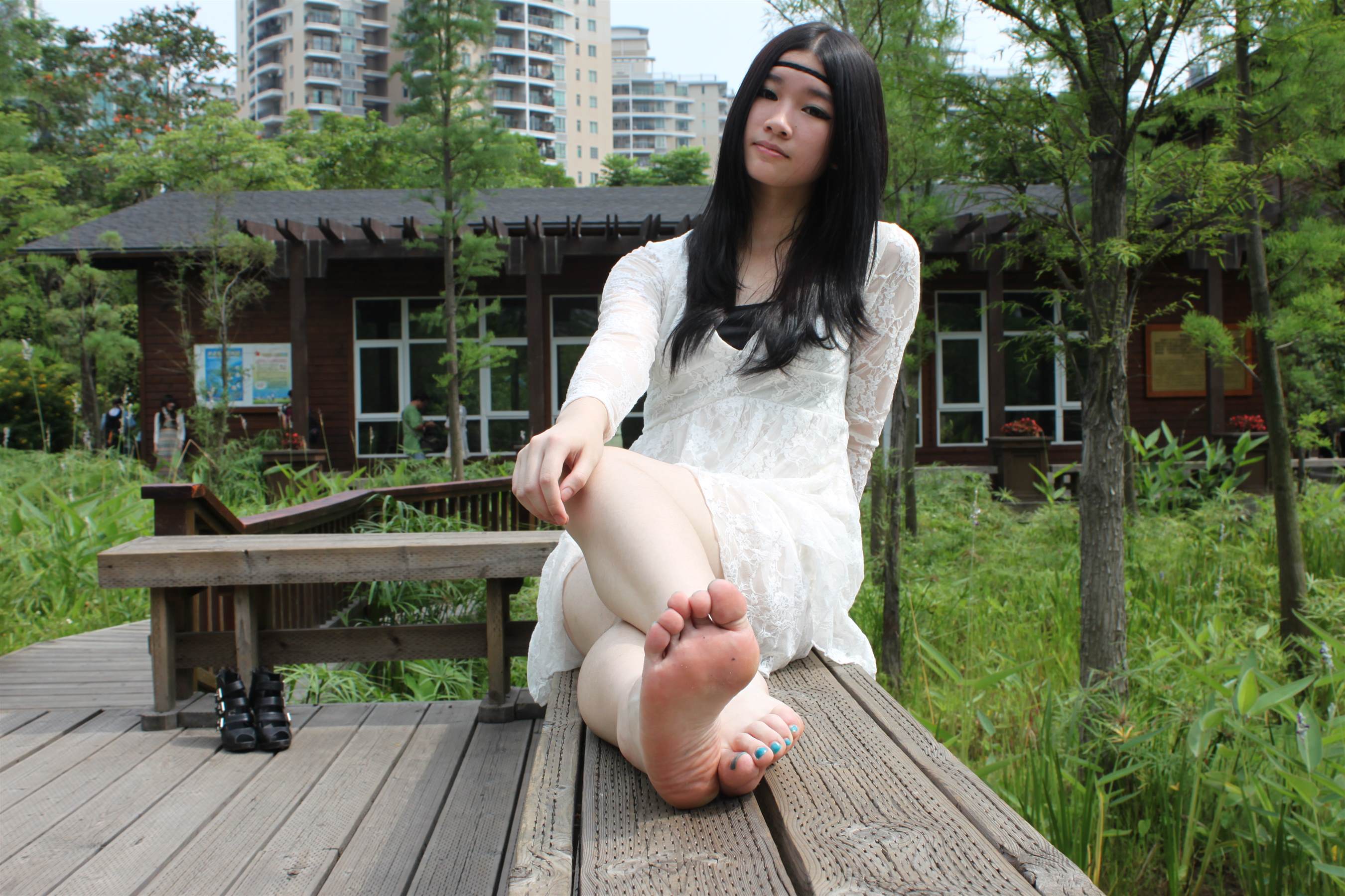 《草地与白裙【视频16个网盘下载】》作品图