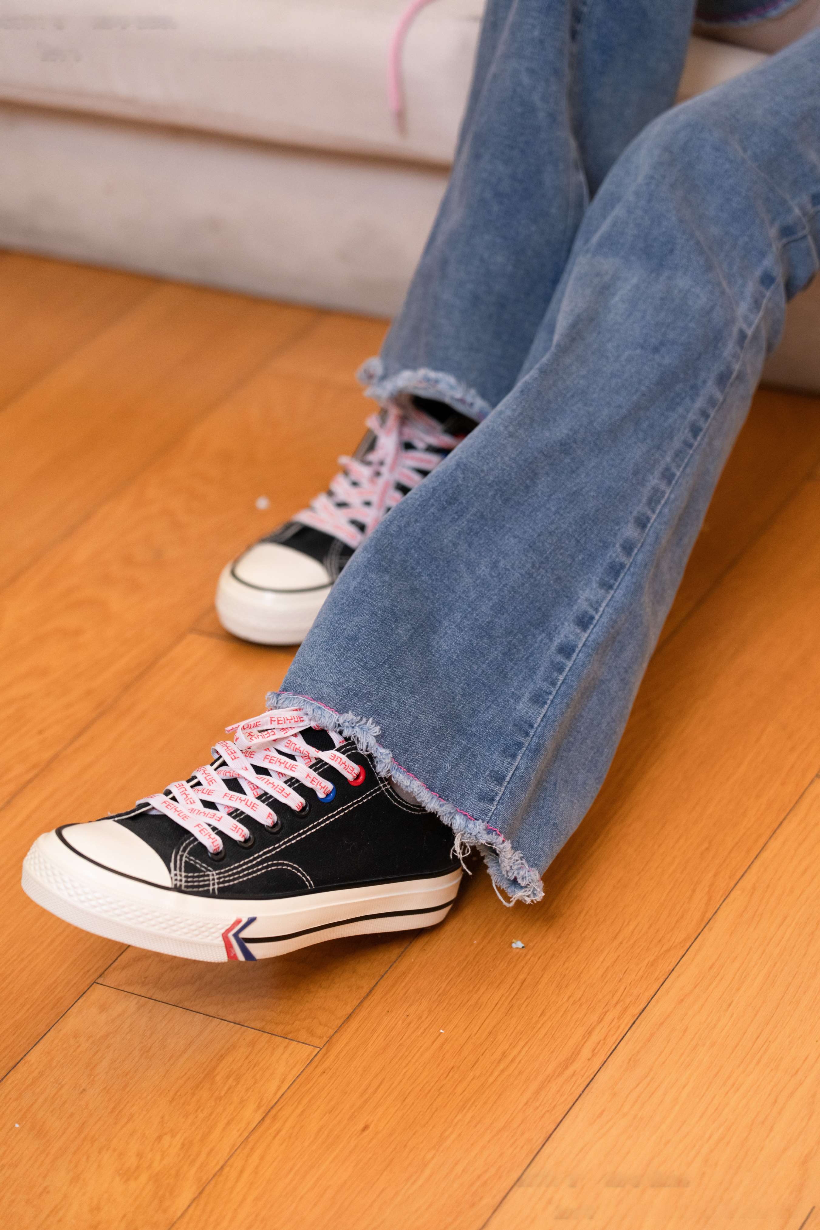 《齐齐-帆布鞋、裤里丝》作品图