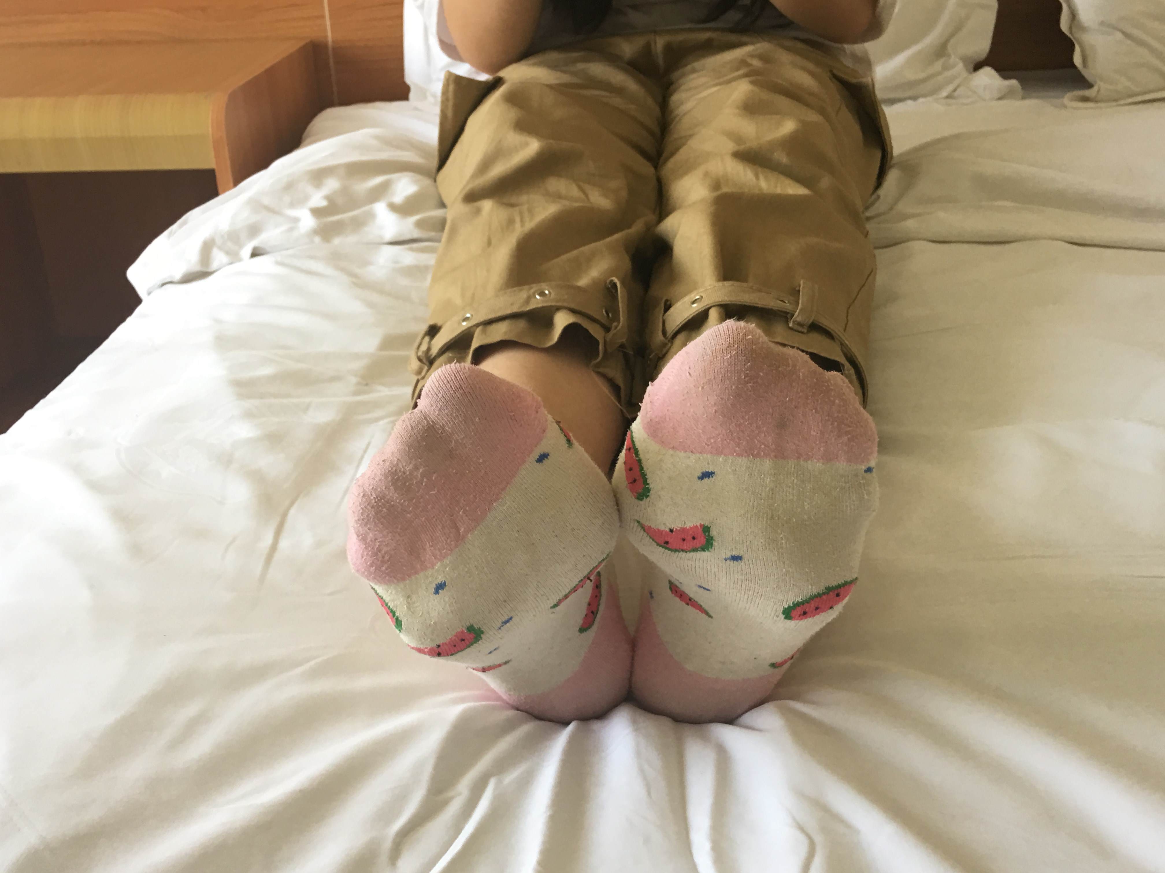 《肉肉少女的发黄开洞棉袜脚丫》作品图