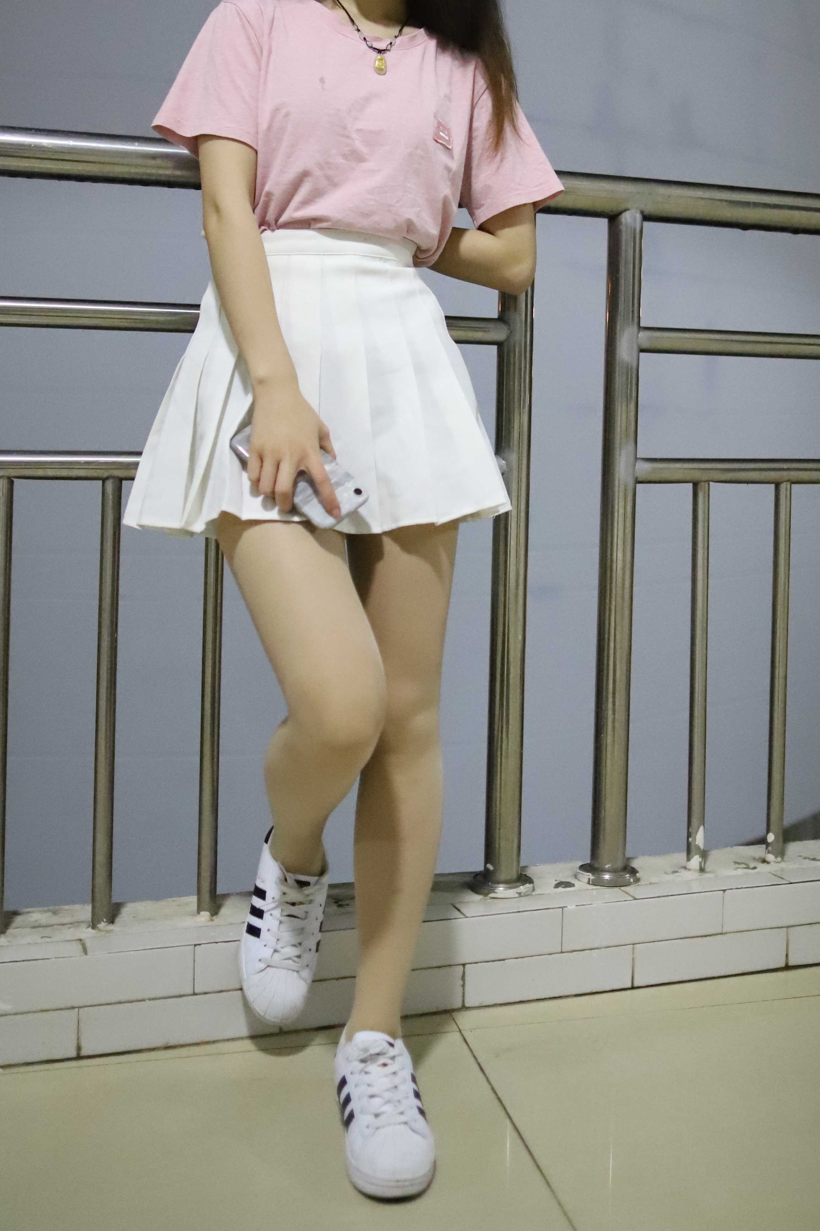 《夜拍板鞋丝袜脚丫》作品图