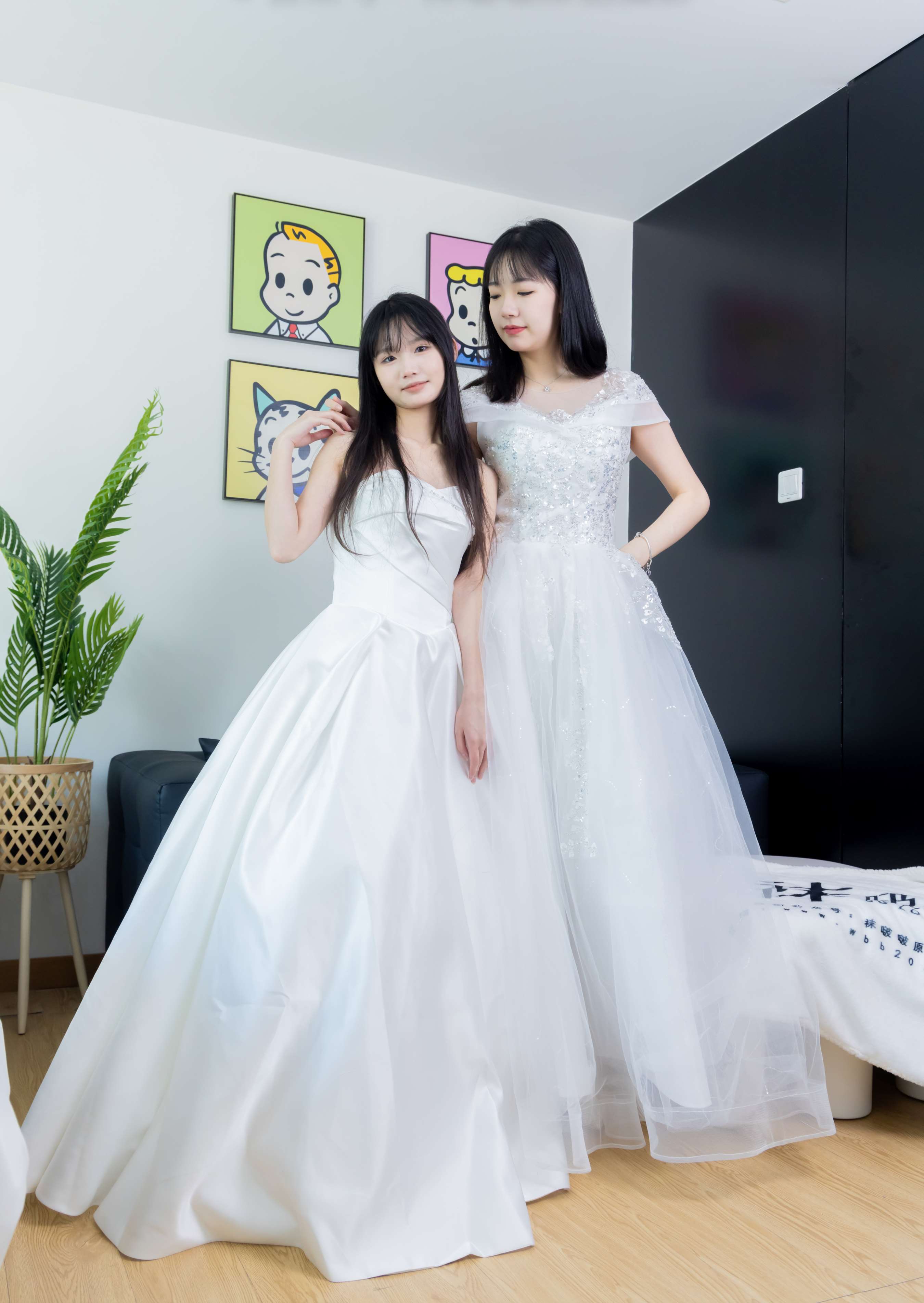 《小甜豆&甜甜圈-两双高跟鞋、薄肉丝、薄白丝、婚纱主题、互相帮对方腿脚涂抹》作品图