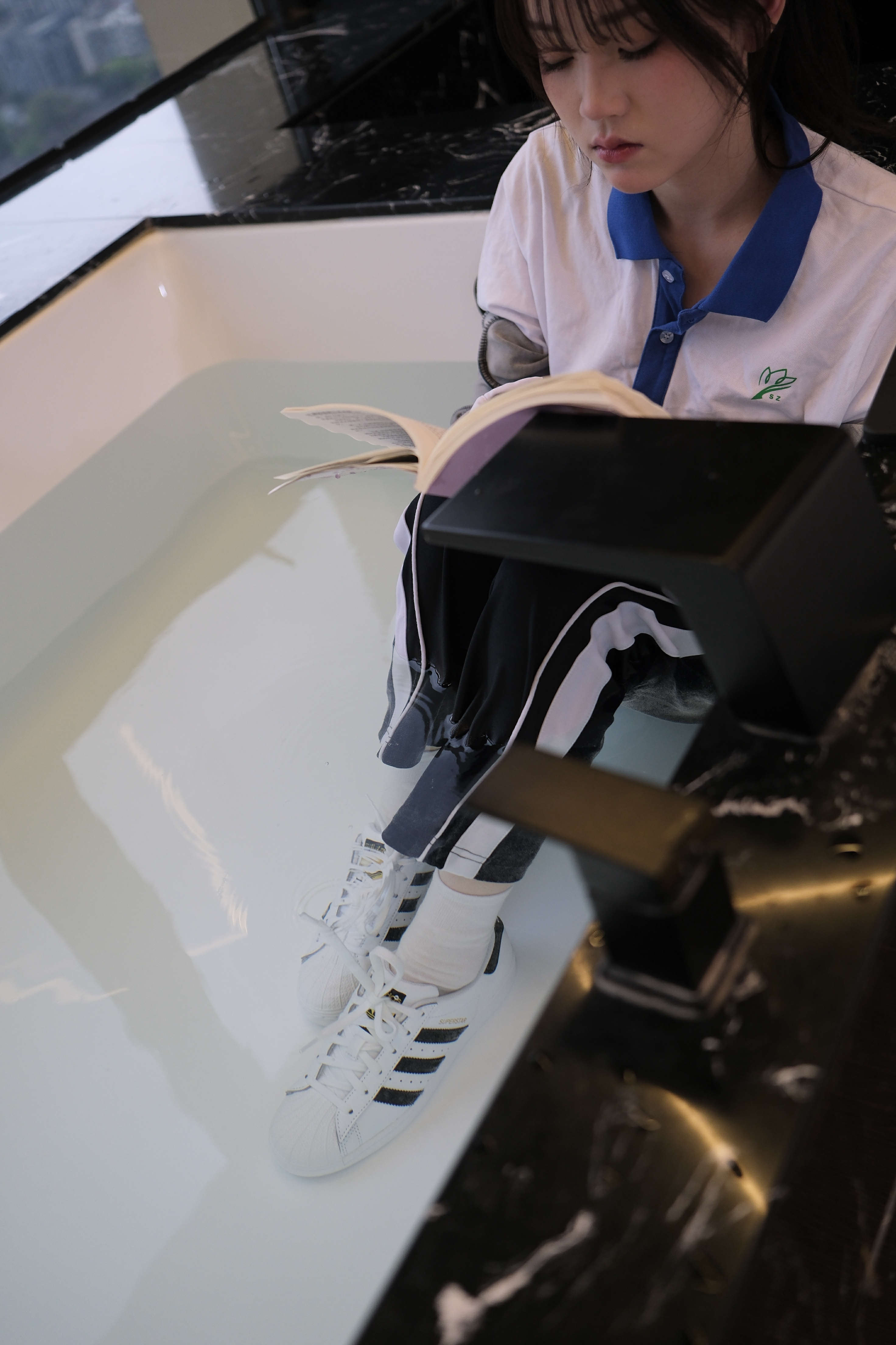 《水淼深圳校服贝壳鞋泡水》作品图