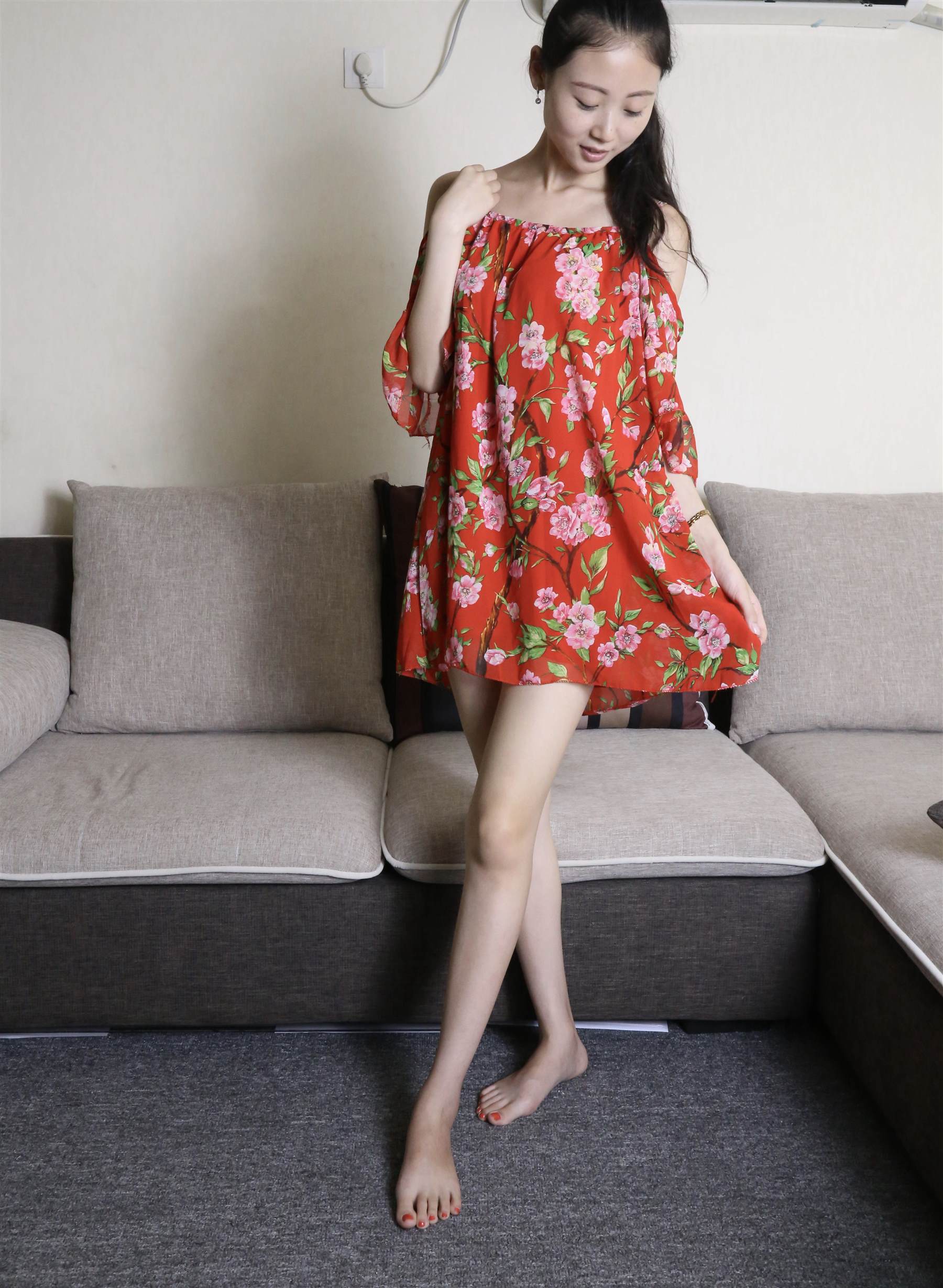 《茜茜嫩足玩物》作品图