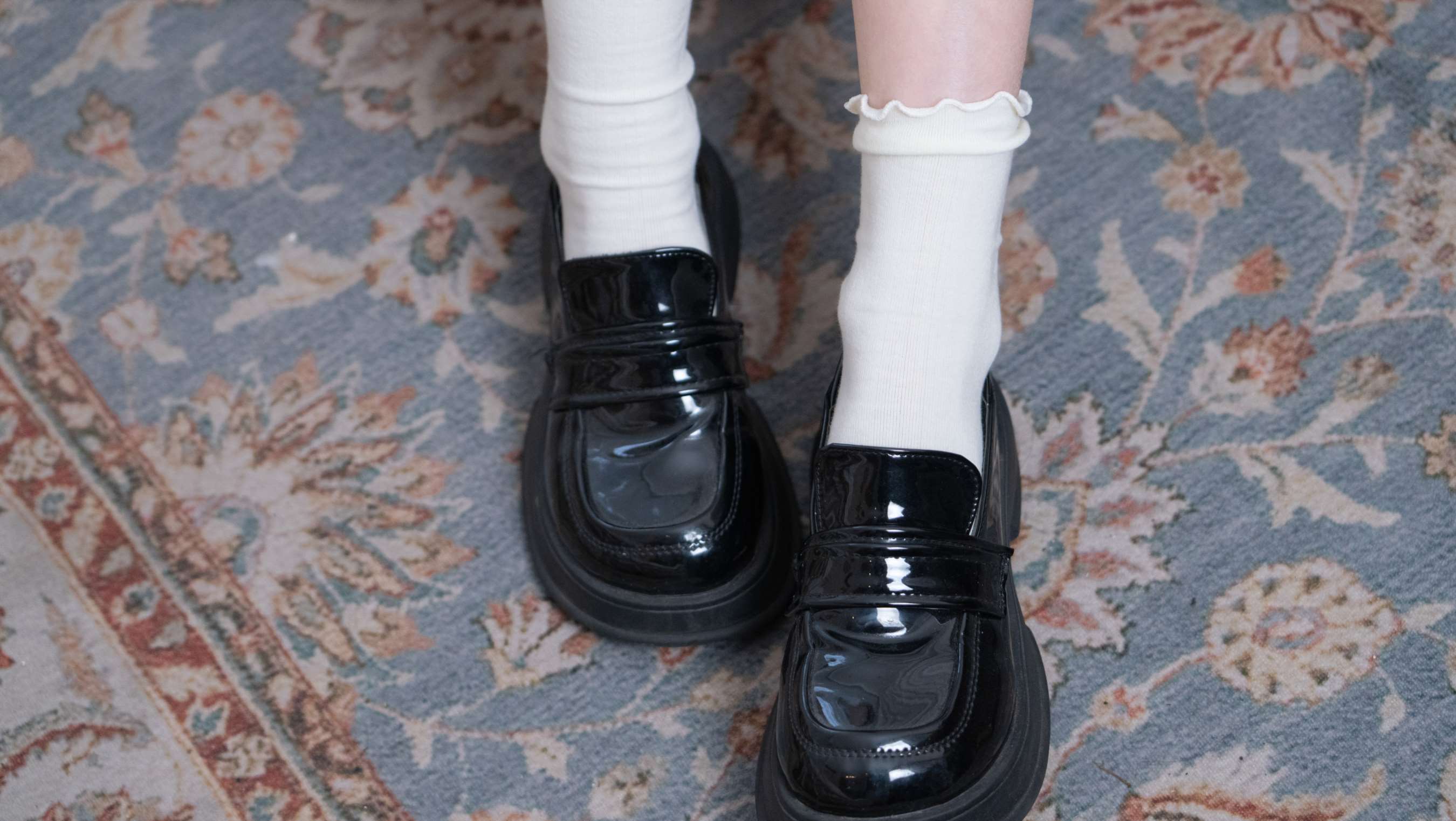 《胡桃-皮鞋白棉袜の裸足》作品图