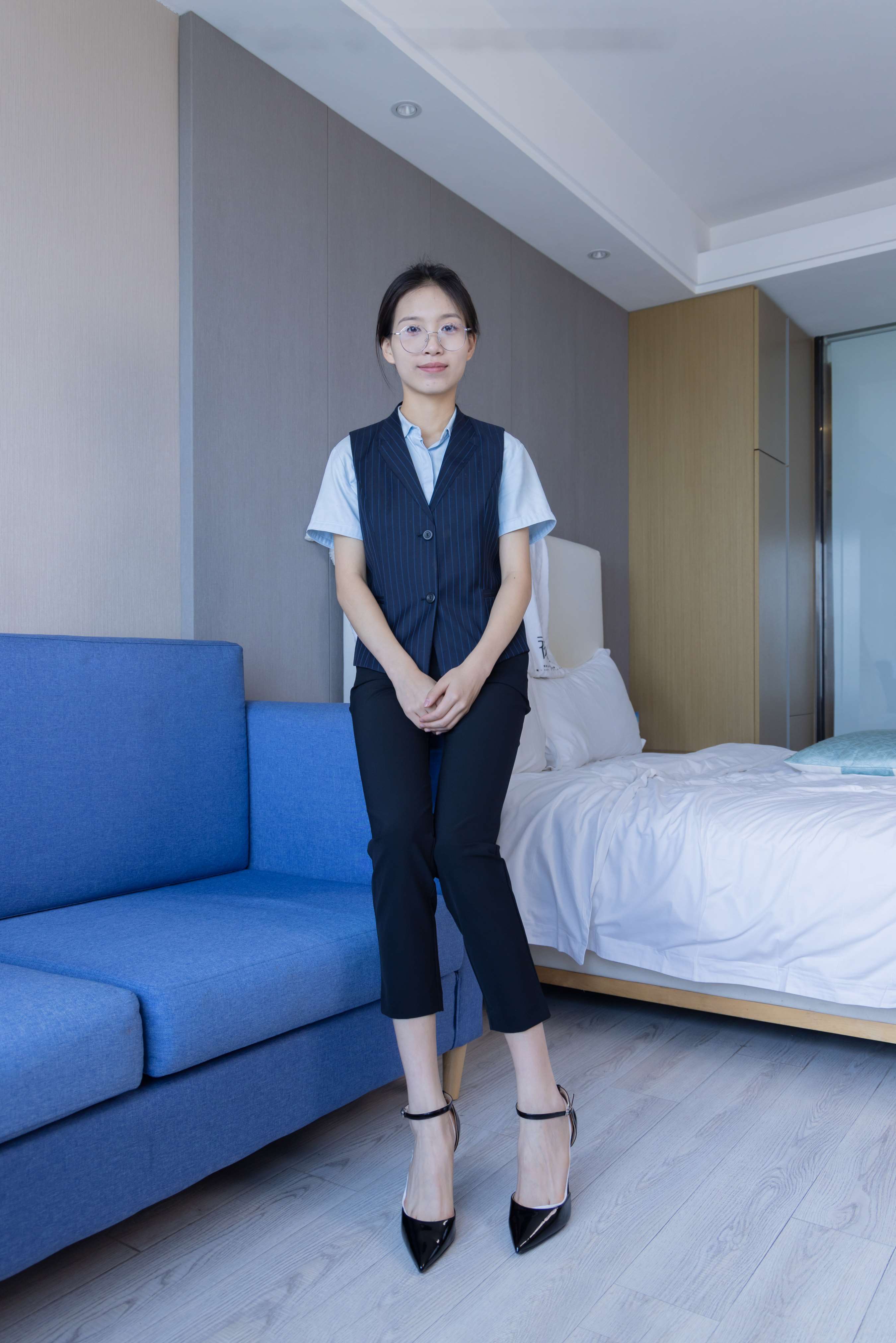 《芝士-银行制服高跟鞋の白色吊带船袜》作品图