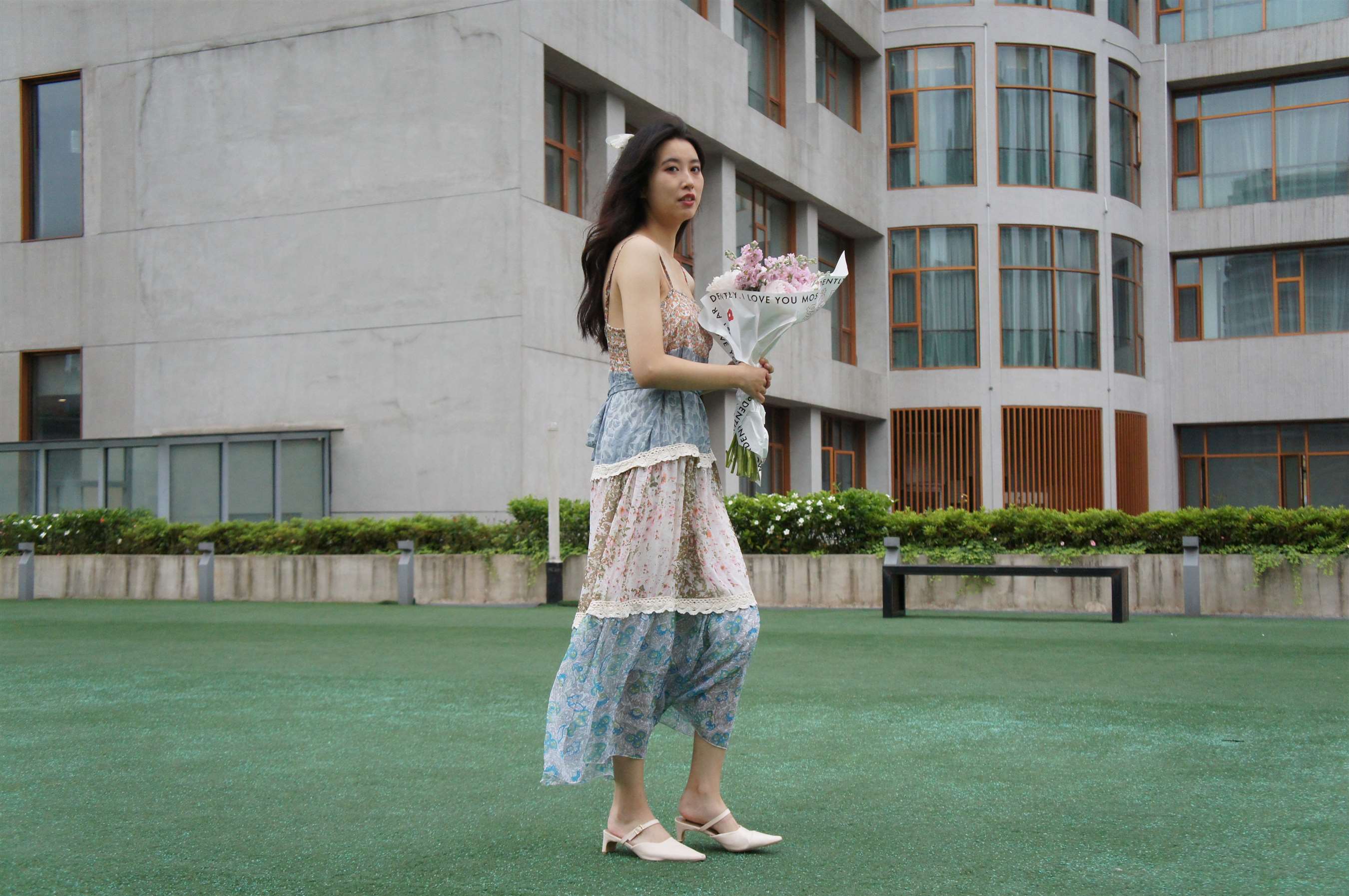 《碎花连衣裙脚丫》作品图