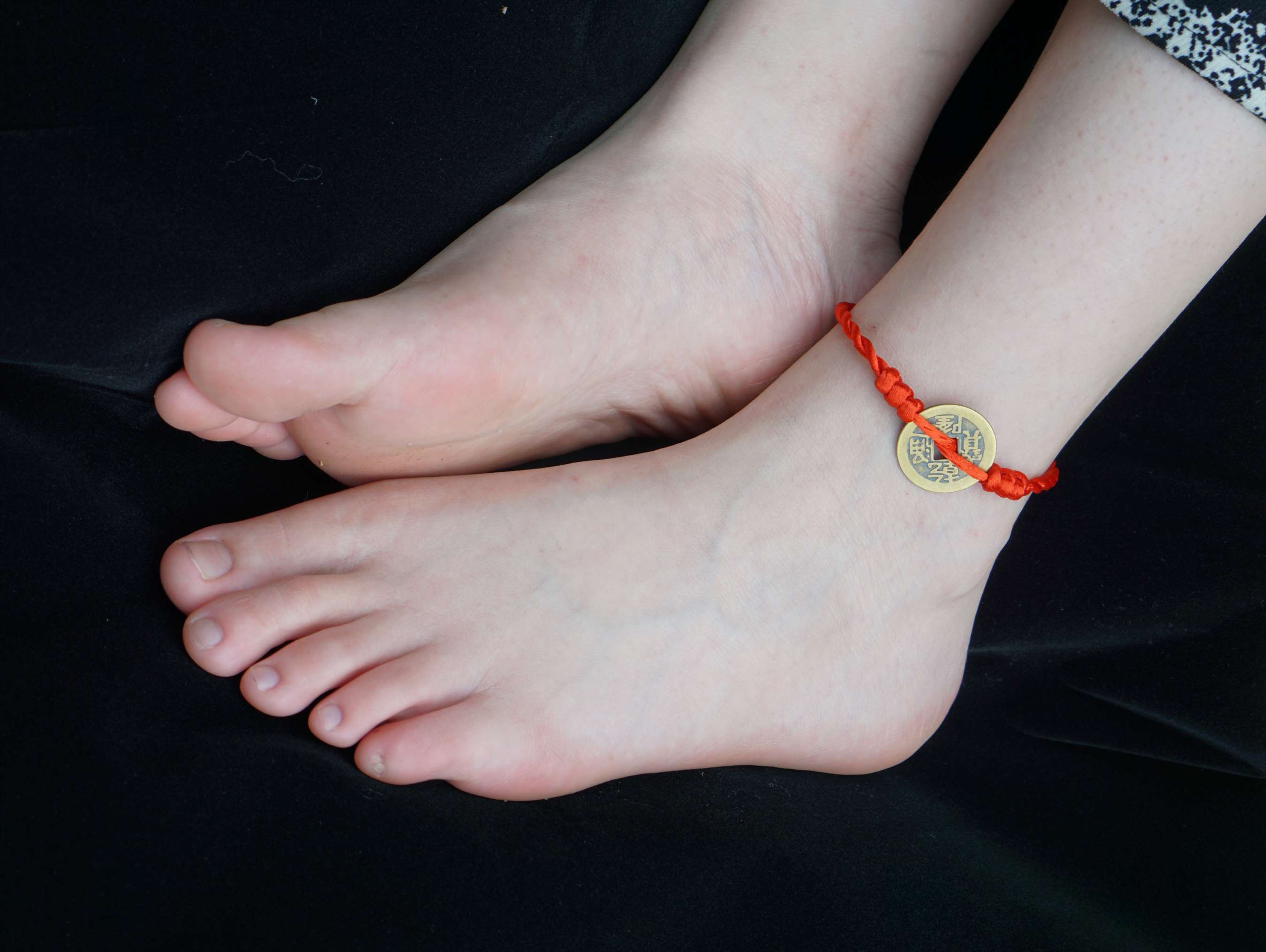 《小金师姐的36码白嫩小脚》作品图