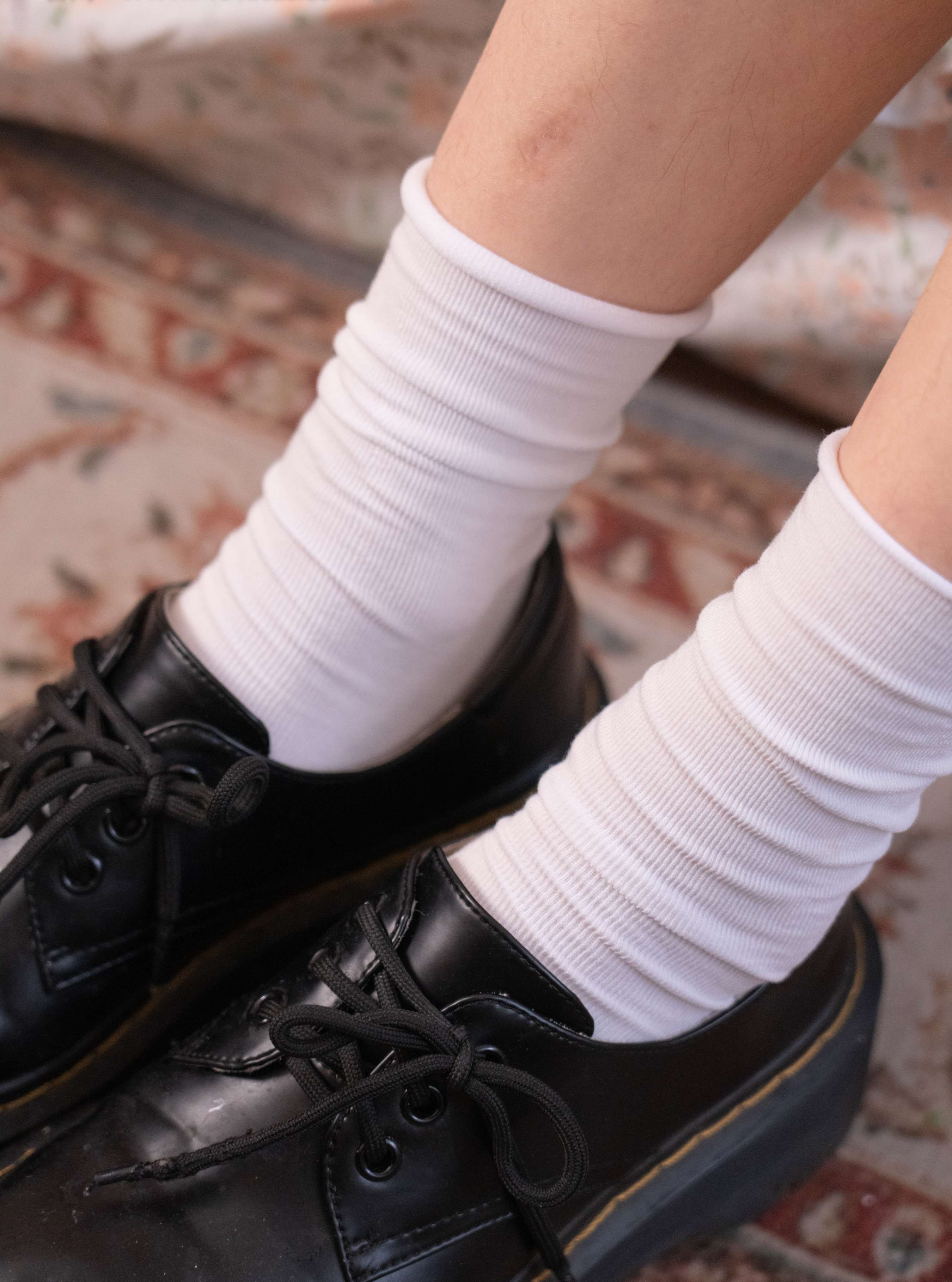 《艺艺-皮鞋白棉袜の裸足》作品图