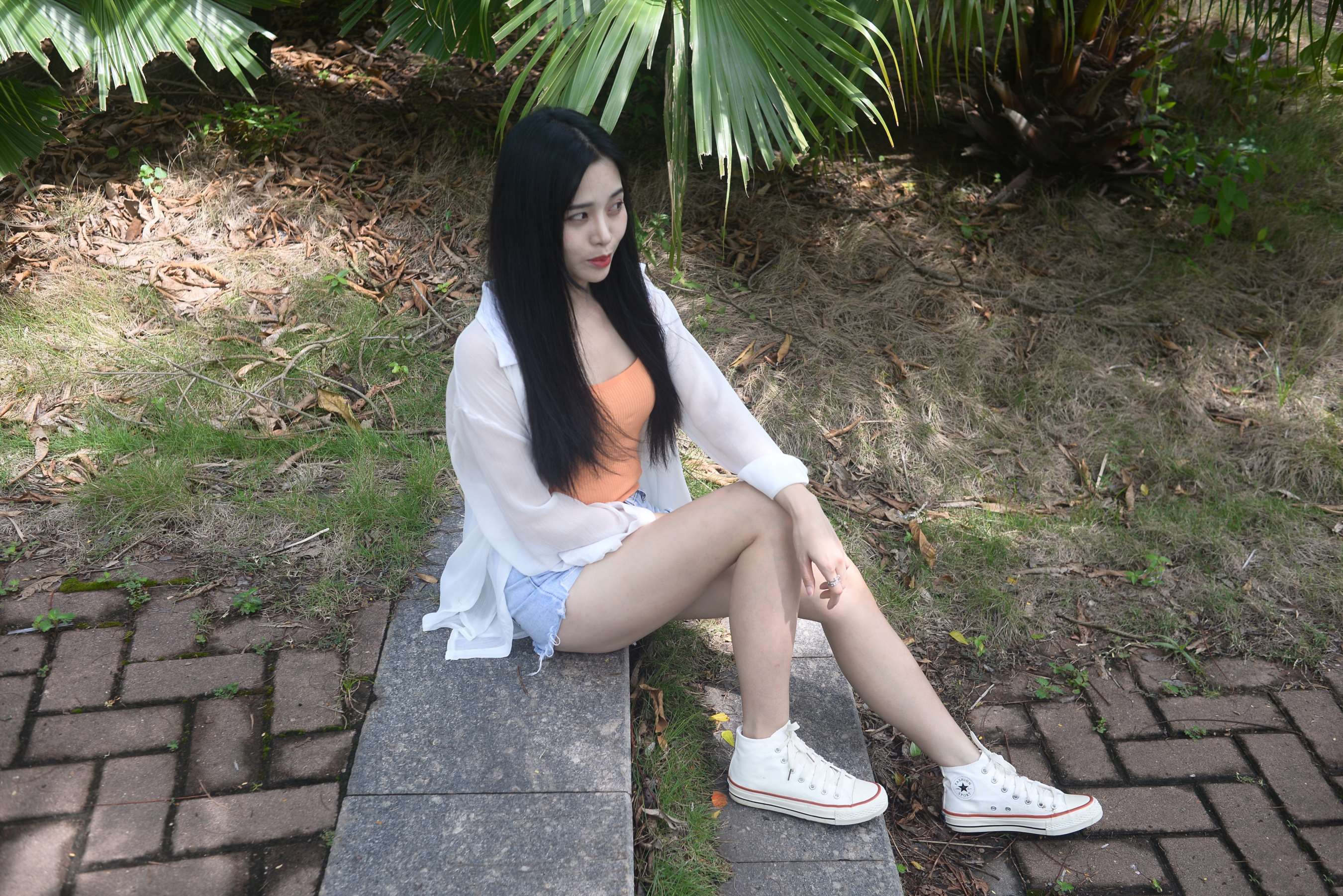 《少女热裤帆布鞋の棉袜脚》作品图