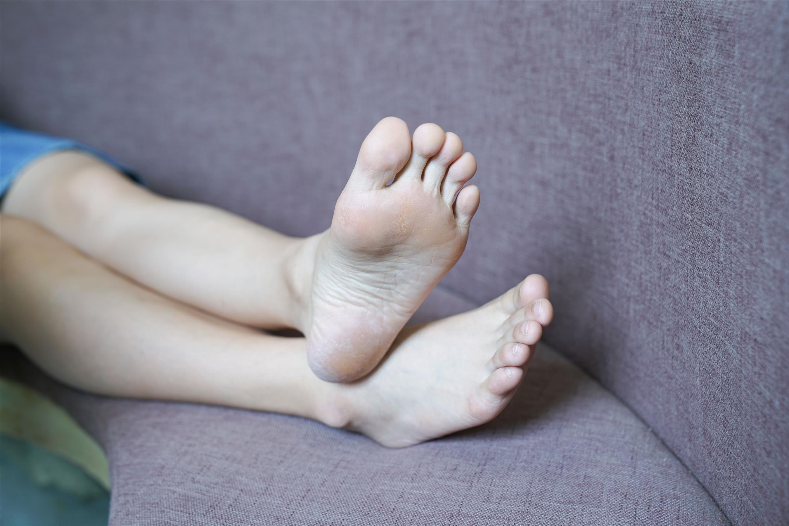 《牛仔裙の裸足脚丫》作品图