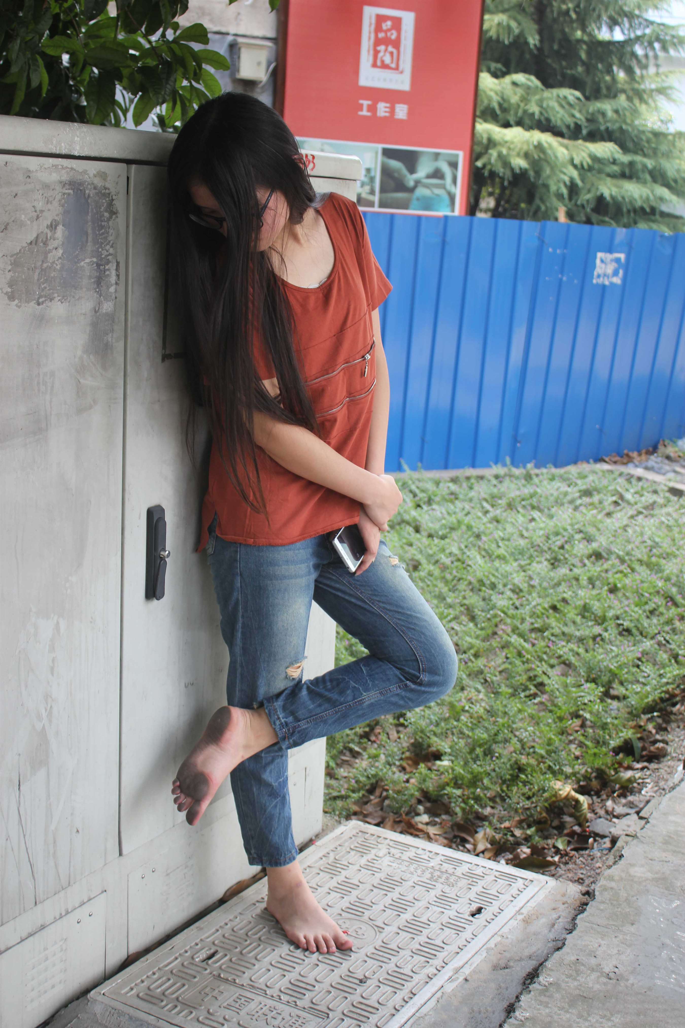 《颖儿赤脚》作品图