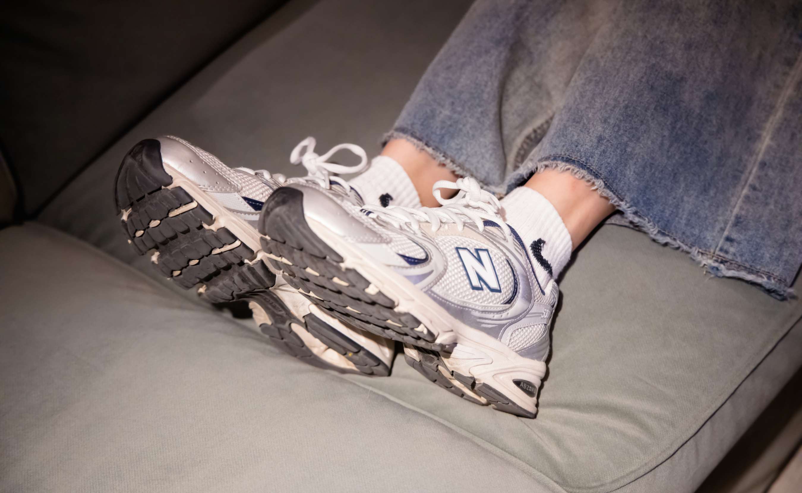 《奶芙 碎花衬衫の白色棉袜、裸足》作品图