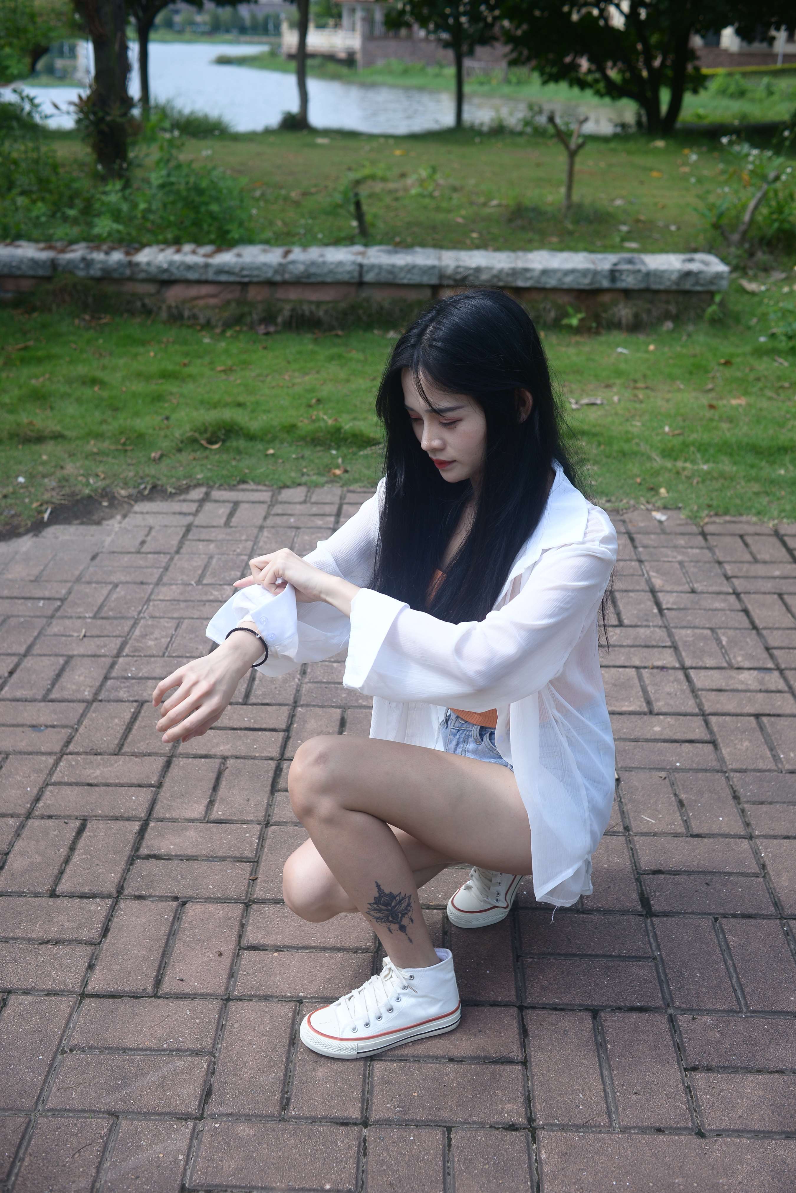 《少女热裤帆布鞋の棉袜脚》作品图