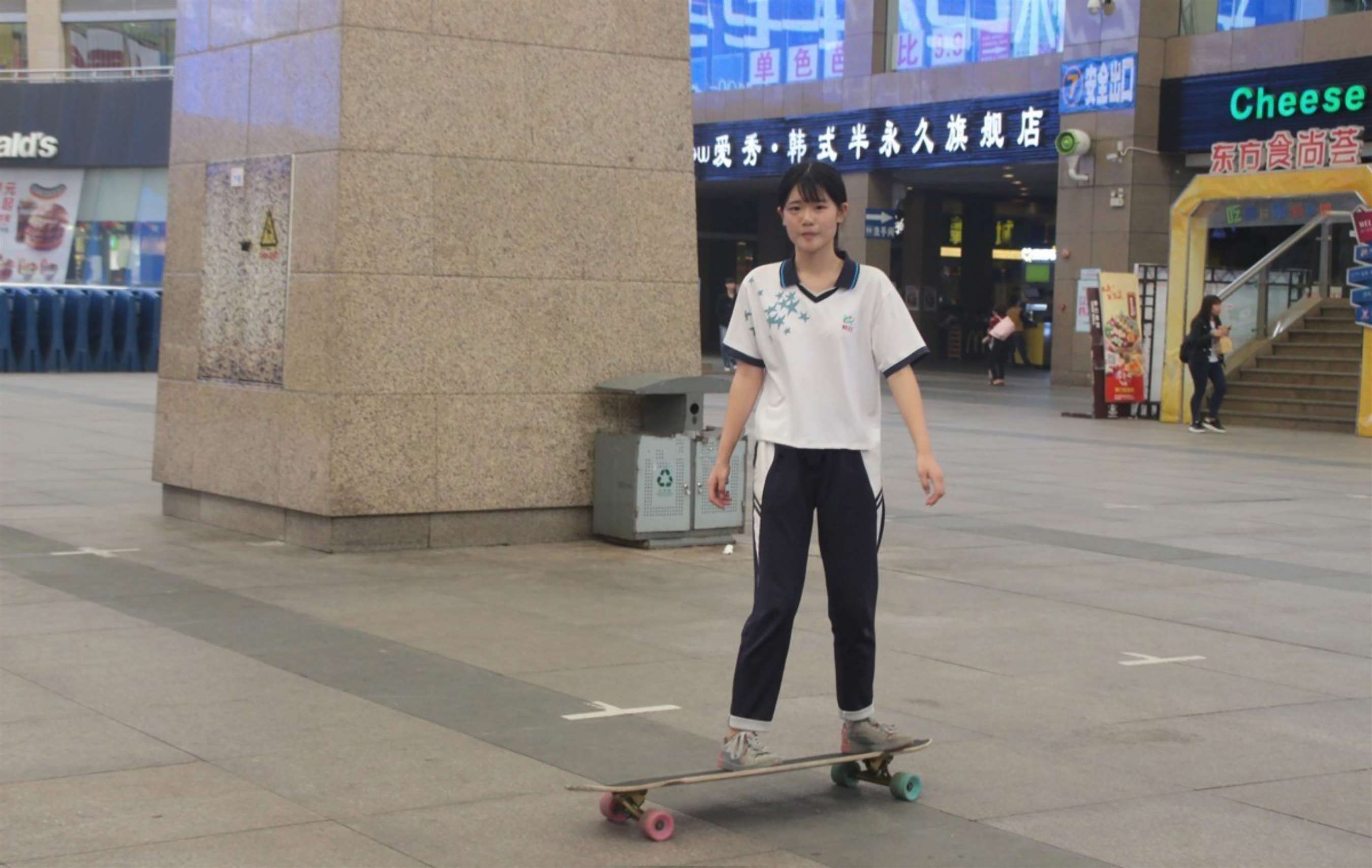 《草地上的青春》作品图