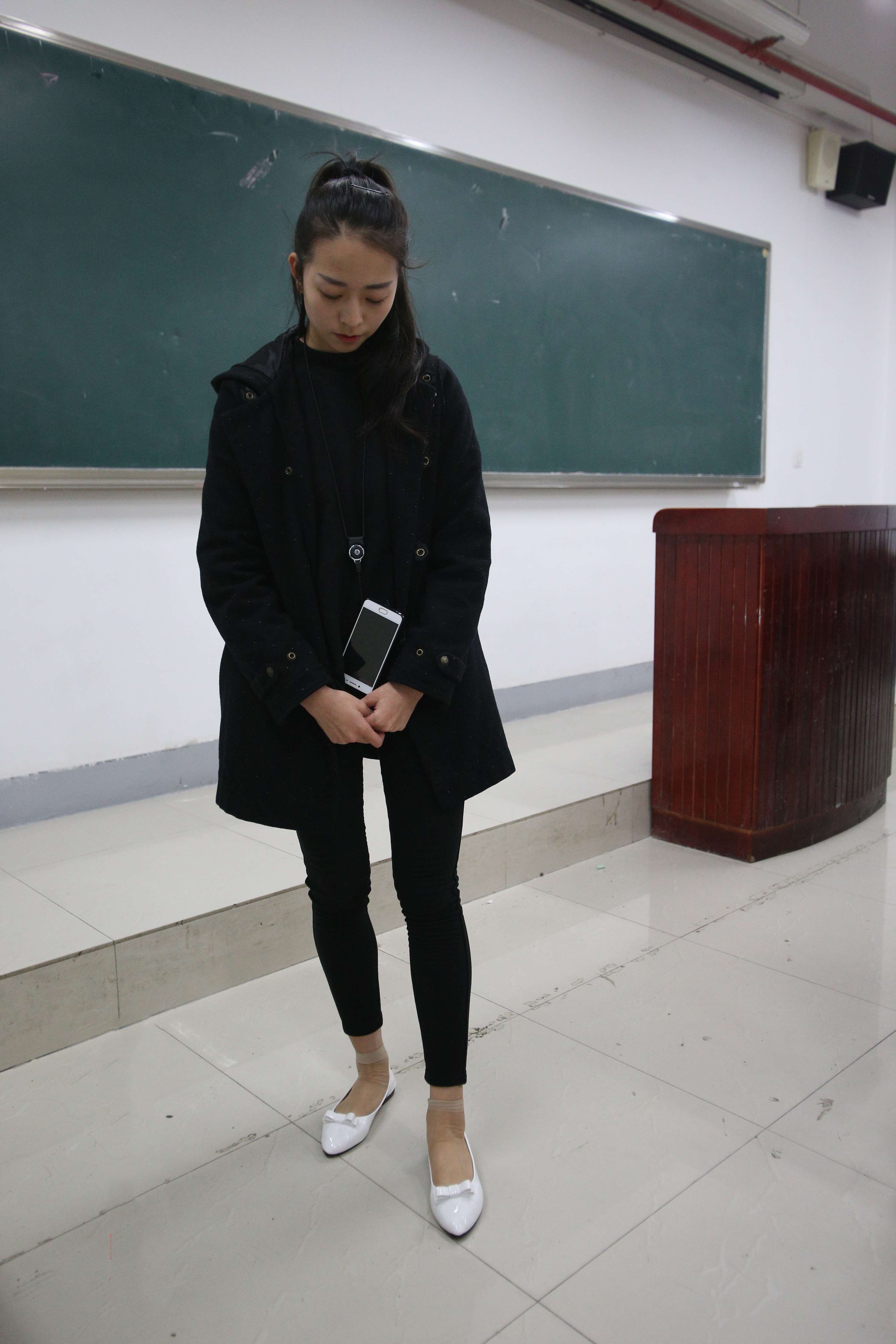 《学妹教室平底鞋の丝袜脚丫+视频1个》作品图