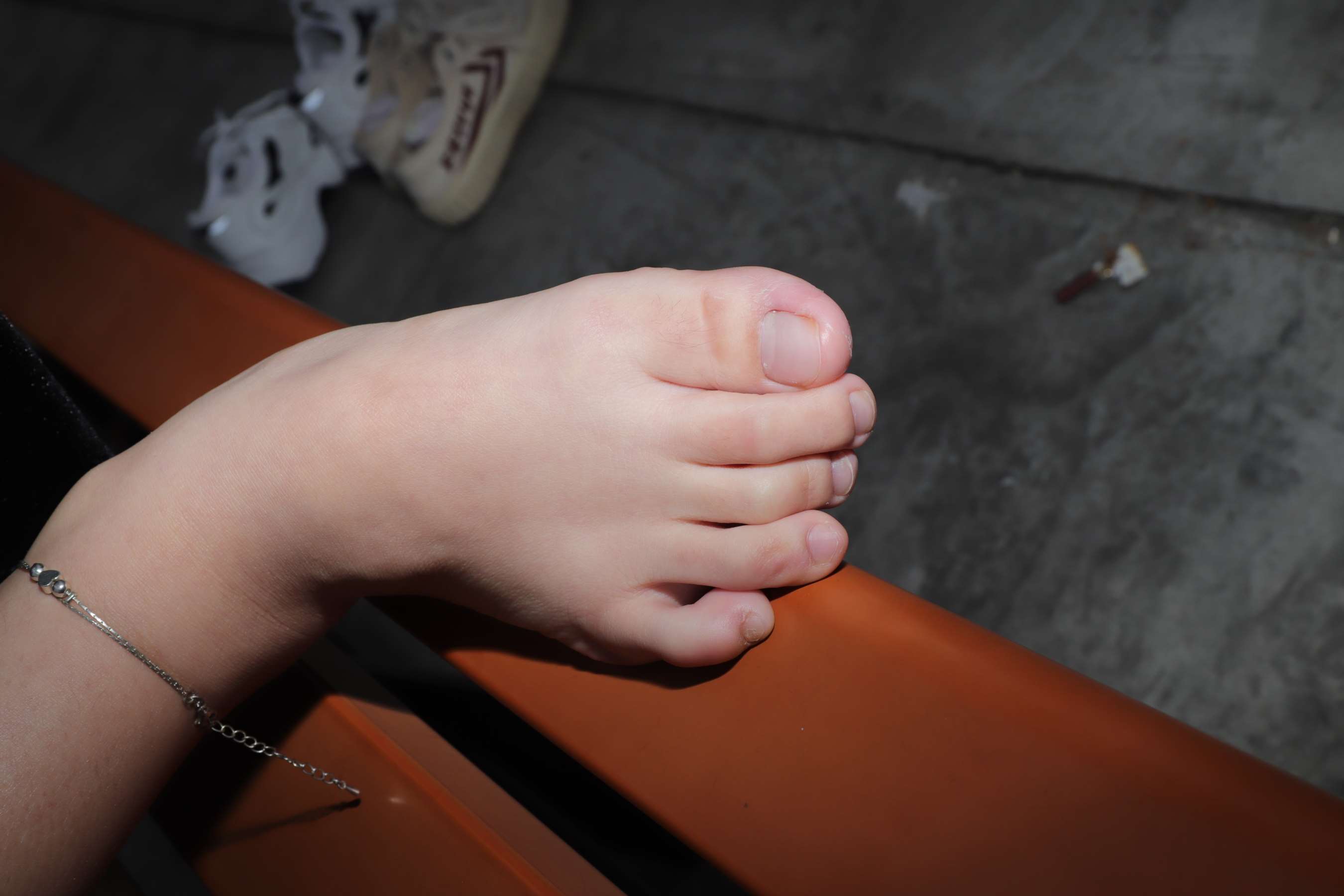 《大学同学小瑜的36码二指长白嫩小脚》作品图