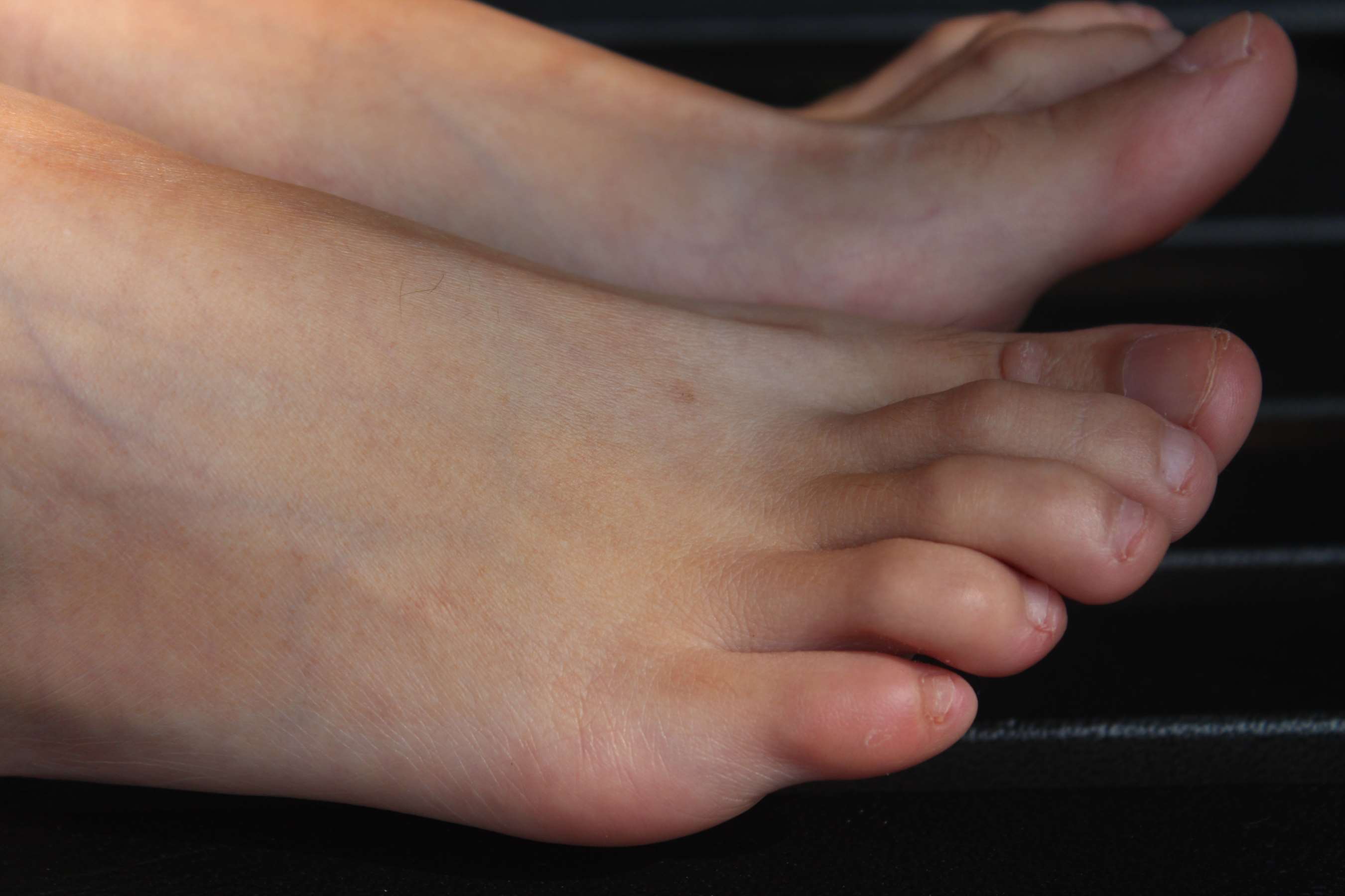 《校园长板凳上展嫩足》作品图