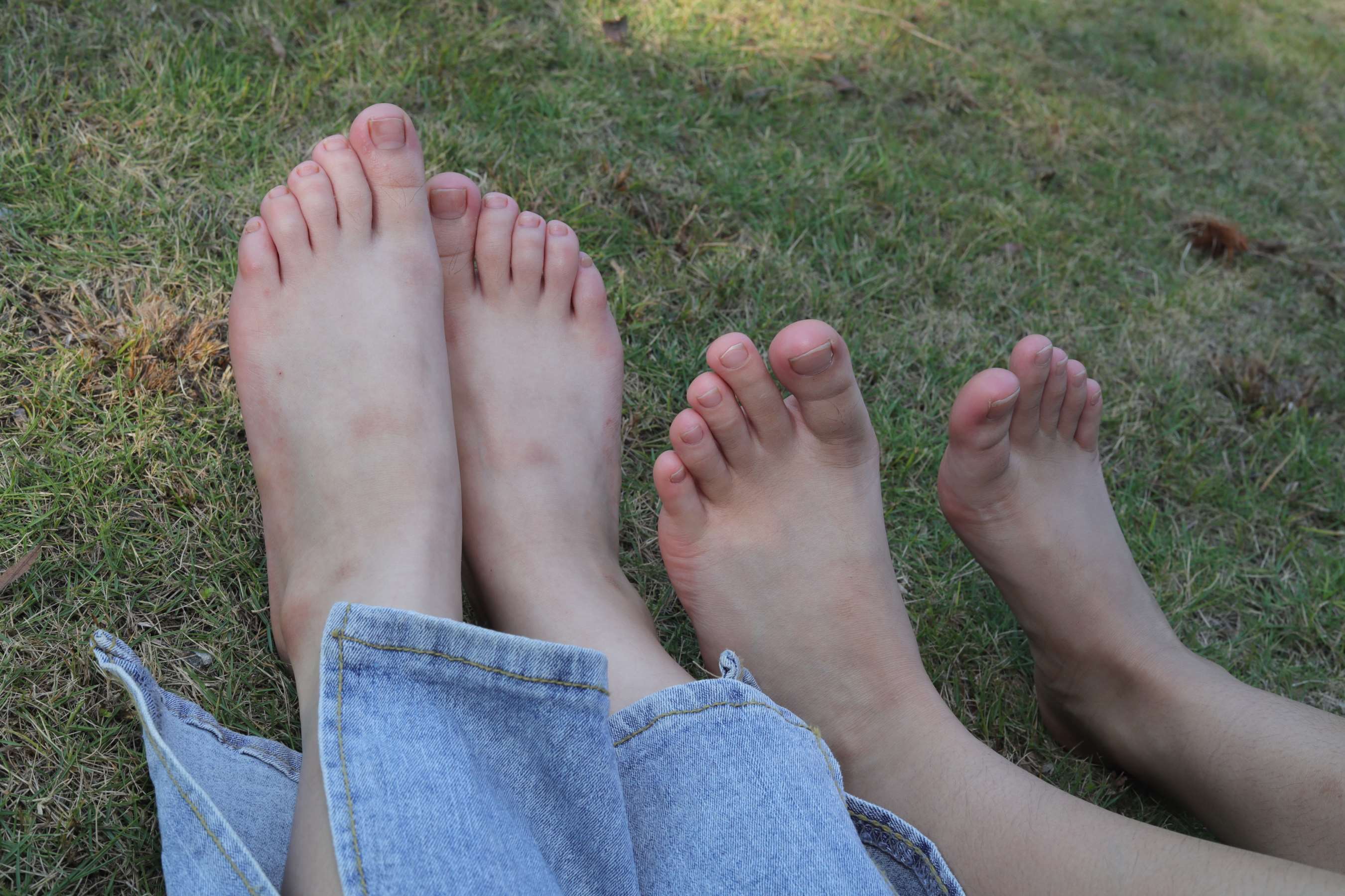 《诗诗与小然户外展示原味嫩脚丫》作品图