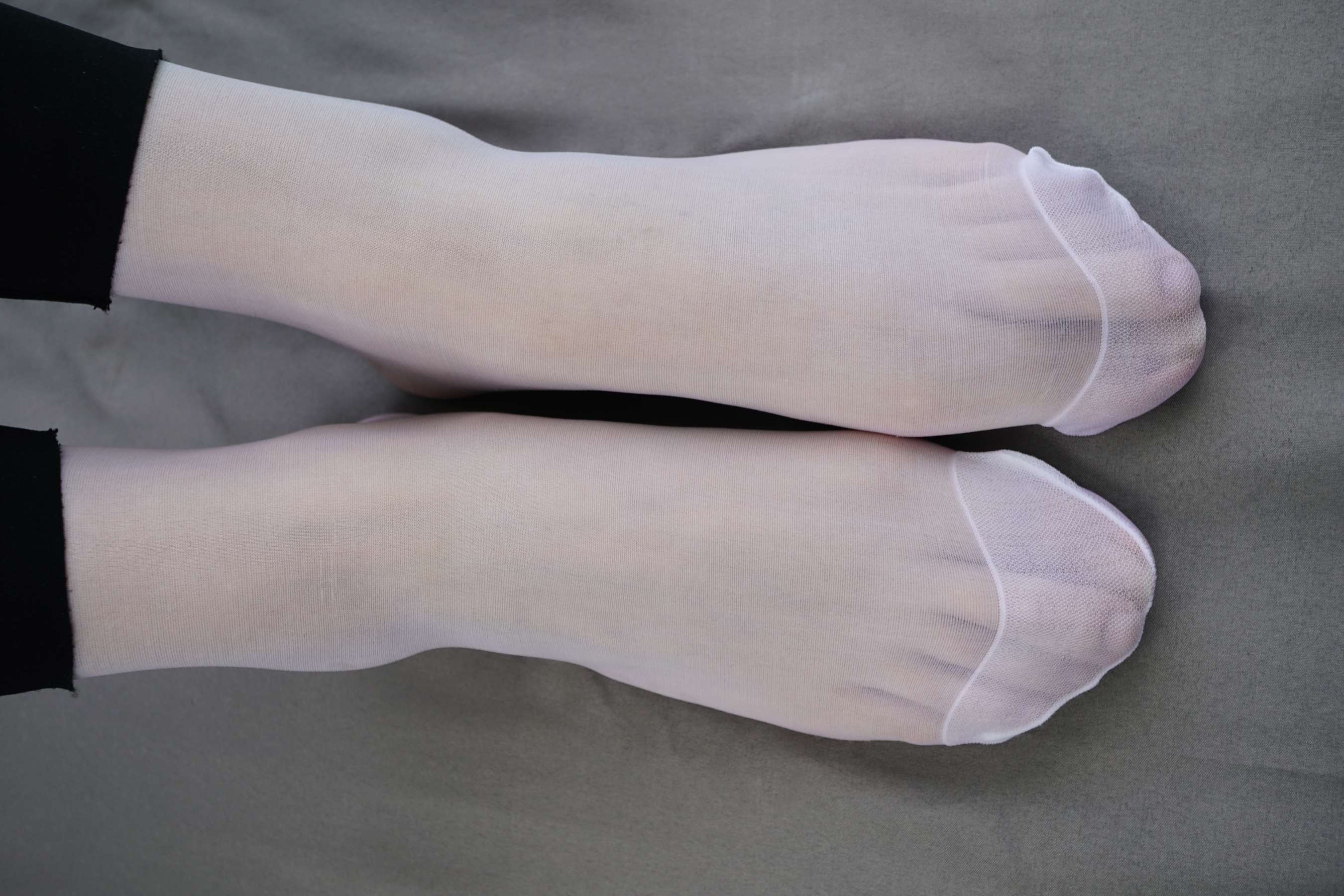 《公园展白丝脚》作品图