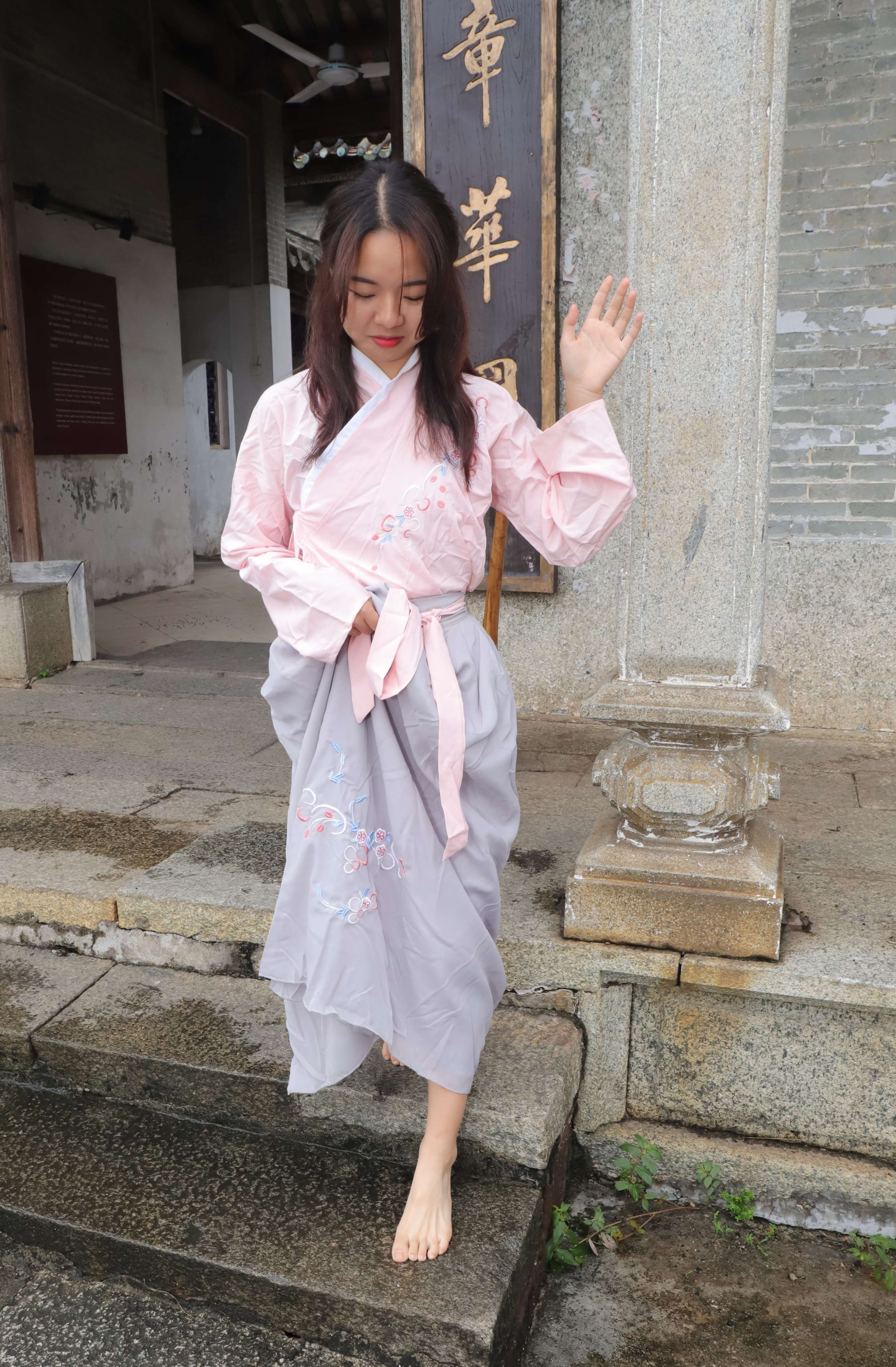 《小淇师妹穿上汉服赤脚游玩古镇》作品图