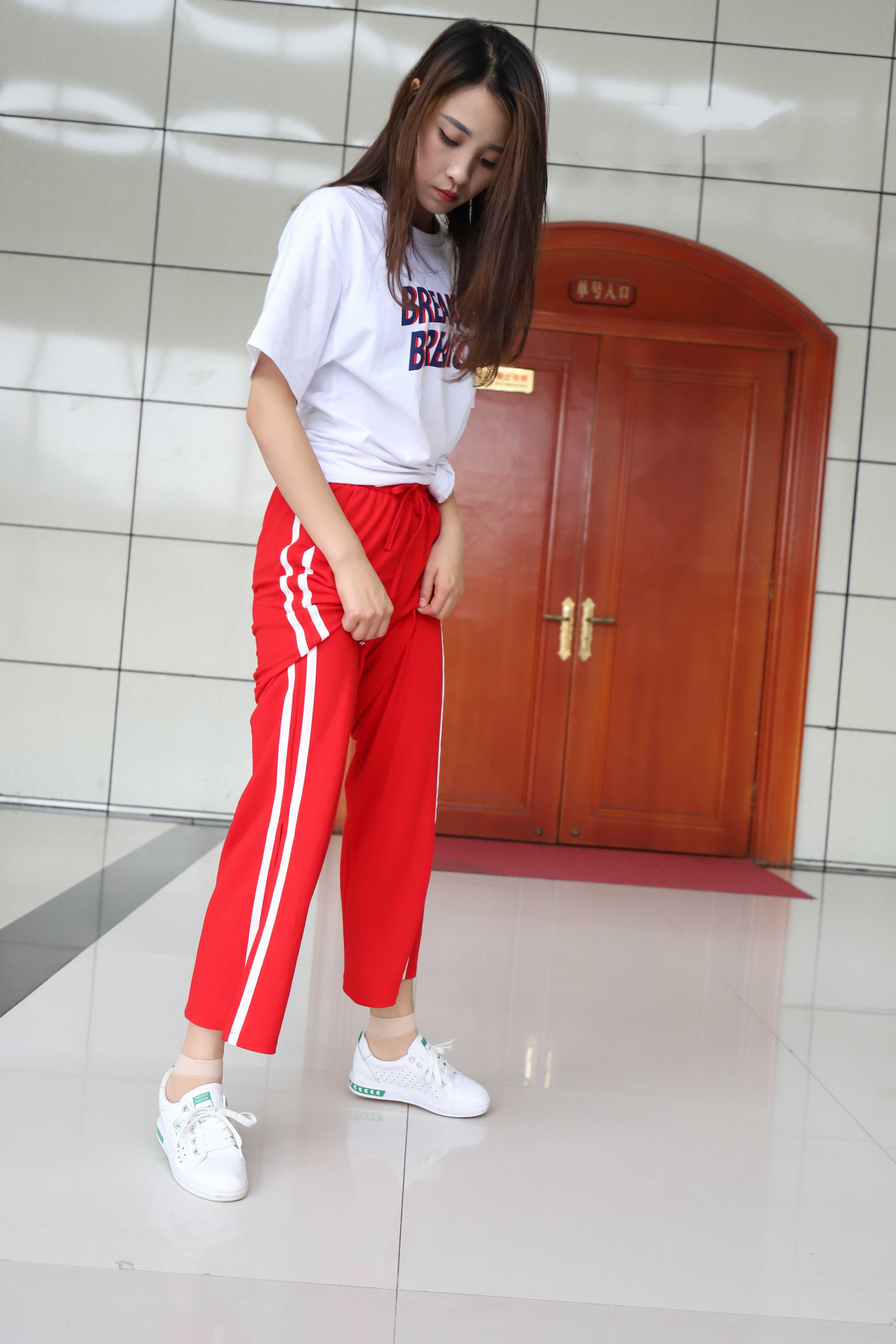 《学妹红裤肉丝袜の裸足脚丫+视频一部》作品图