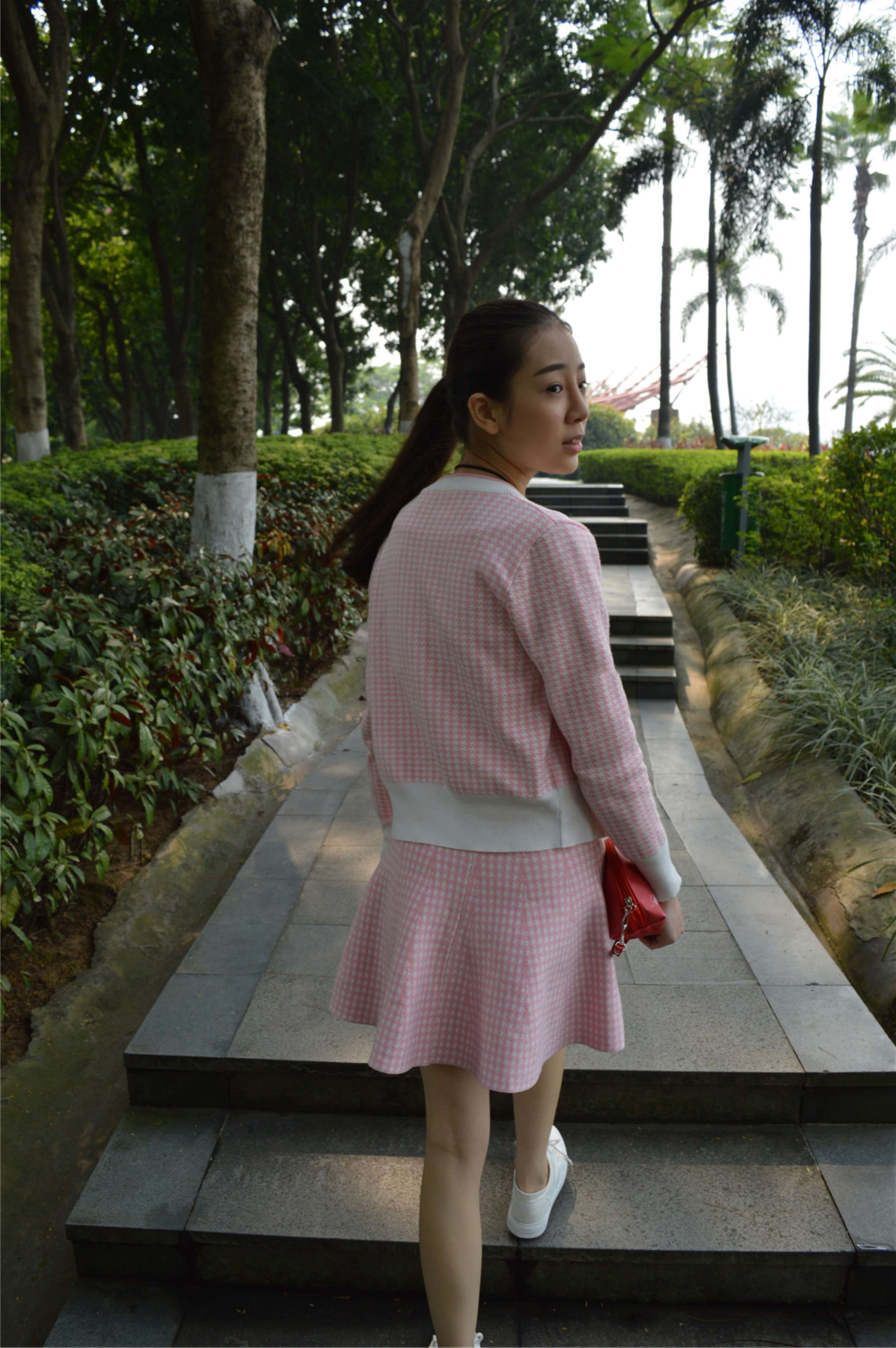 《玲玲草地上秀美脚》作品图