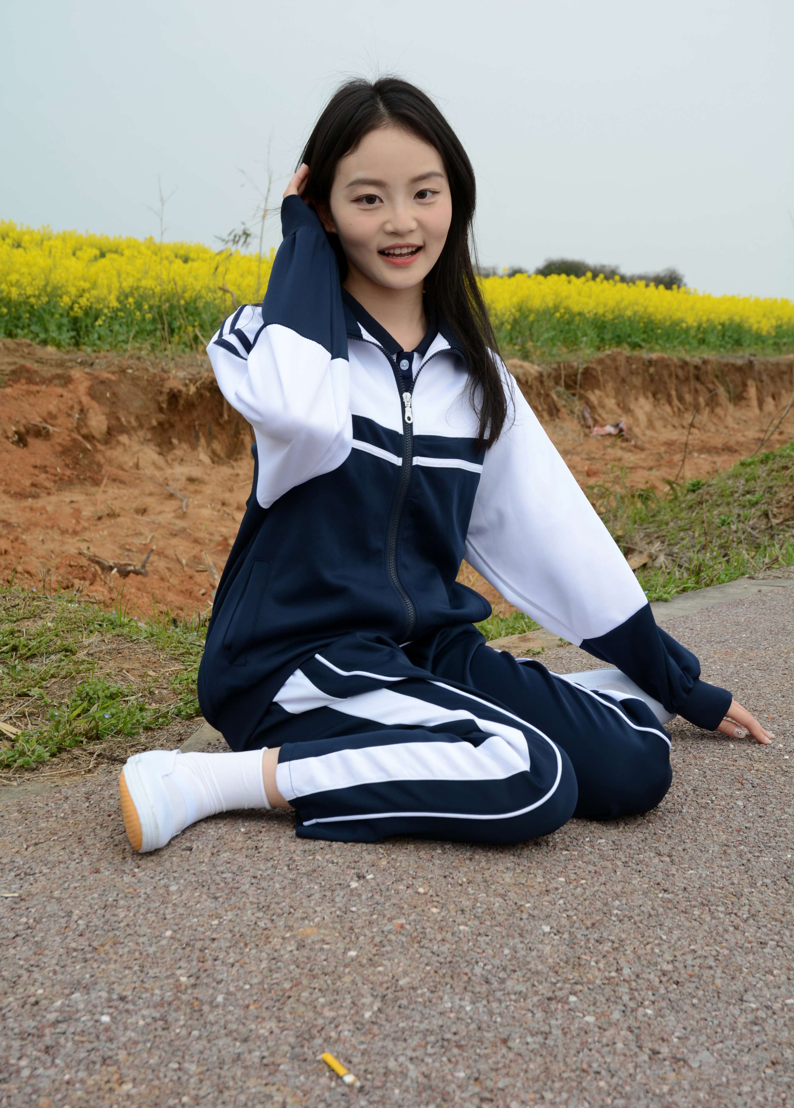 《双双 油菜花地》作品图