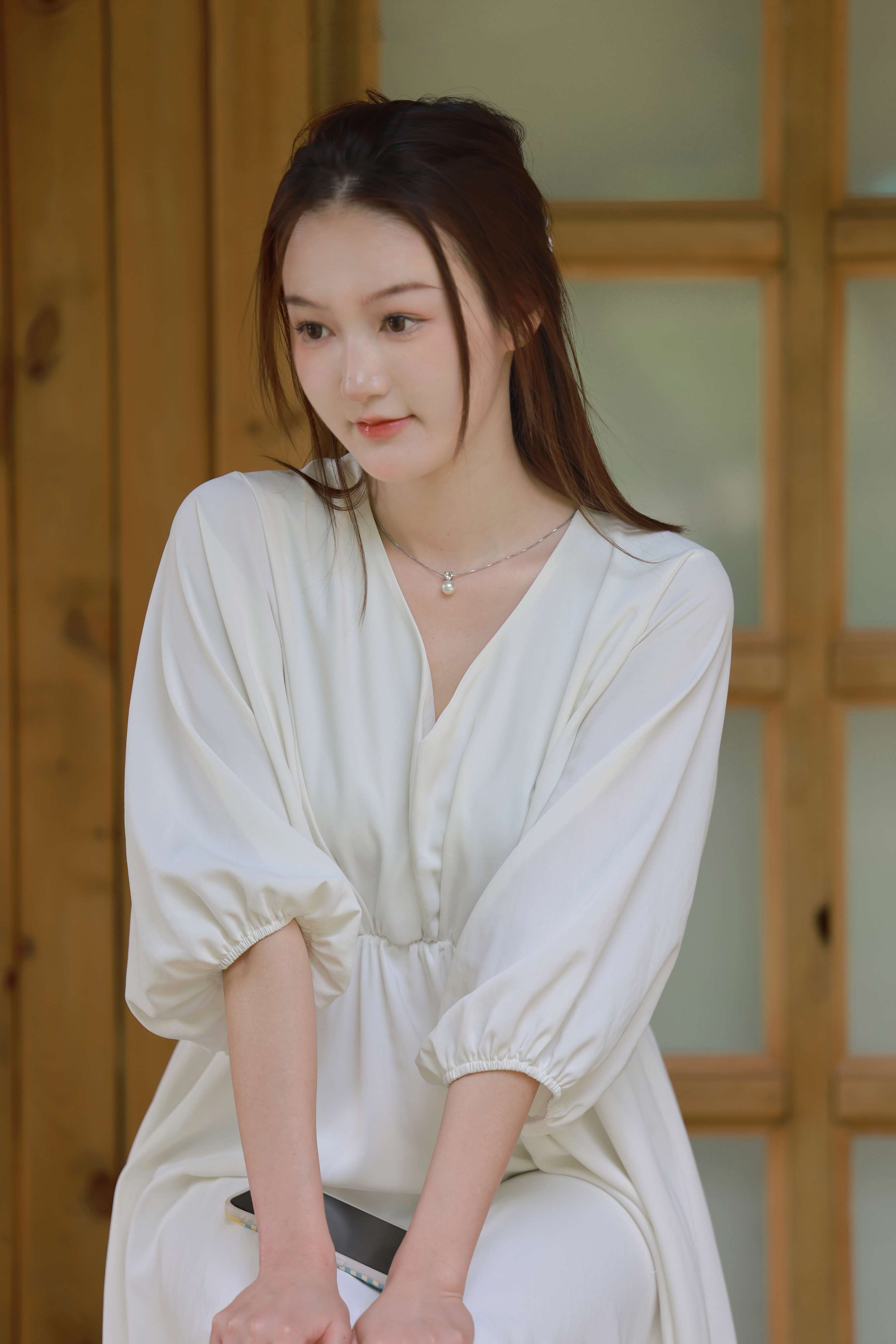 《杏儿脱棉袜展嫩足》作品图