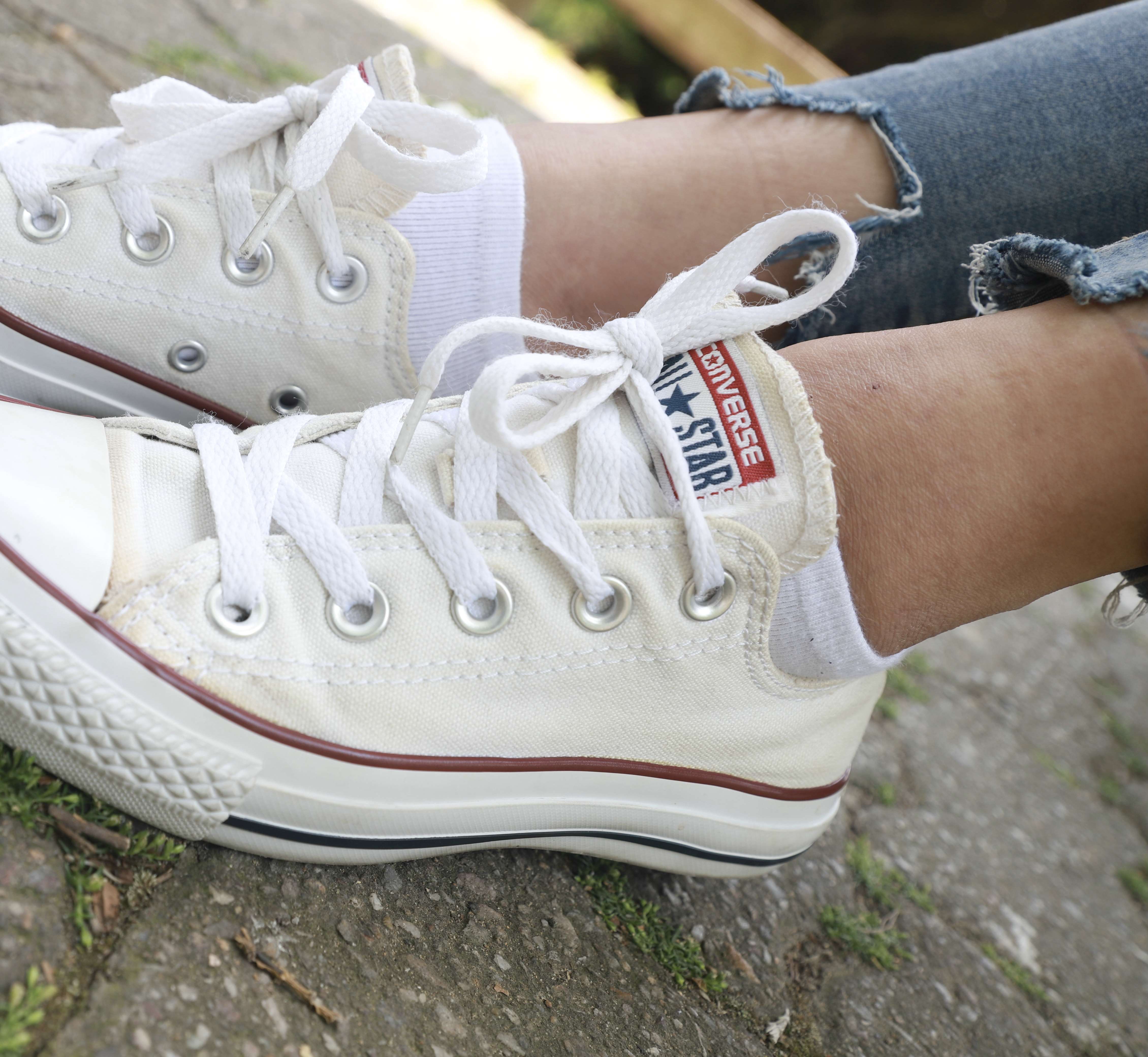 《白帆布鞋の棉袜脚》作品图