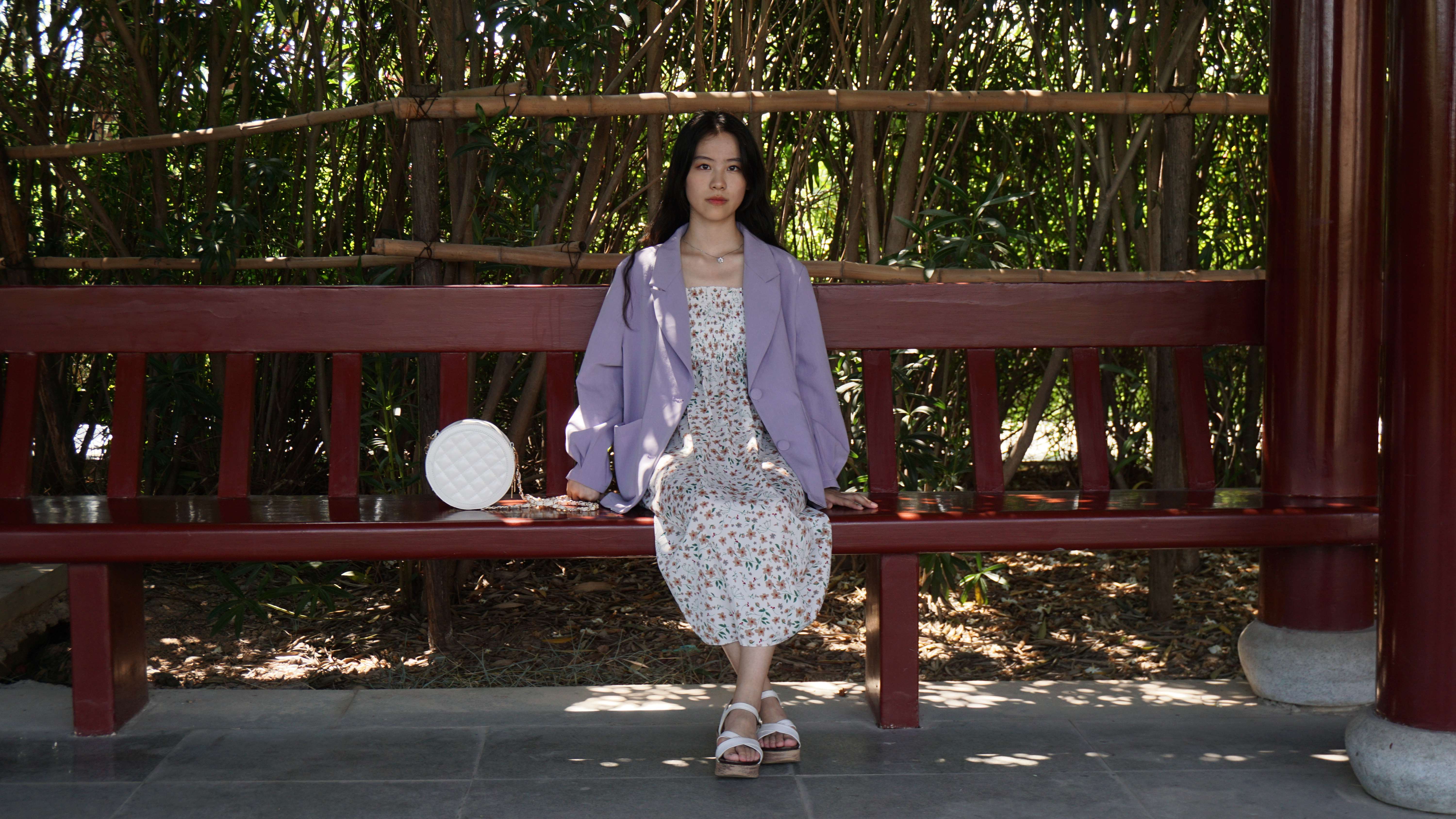 《公园碎花裙の裸足脚丫》作品图