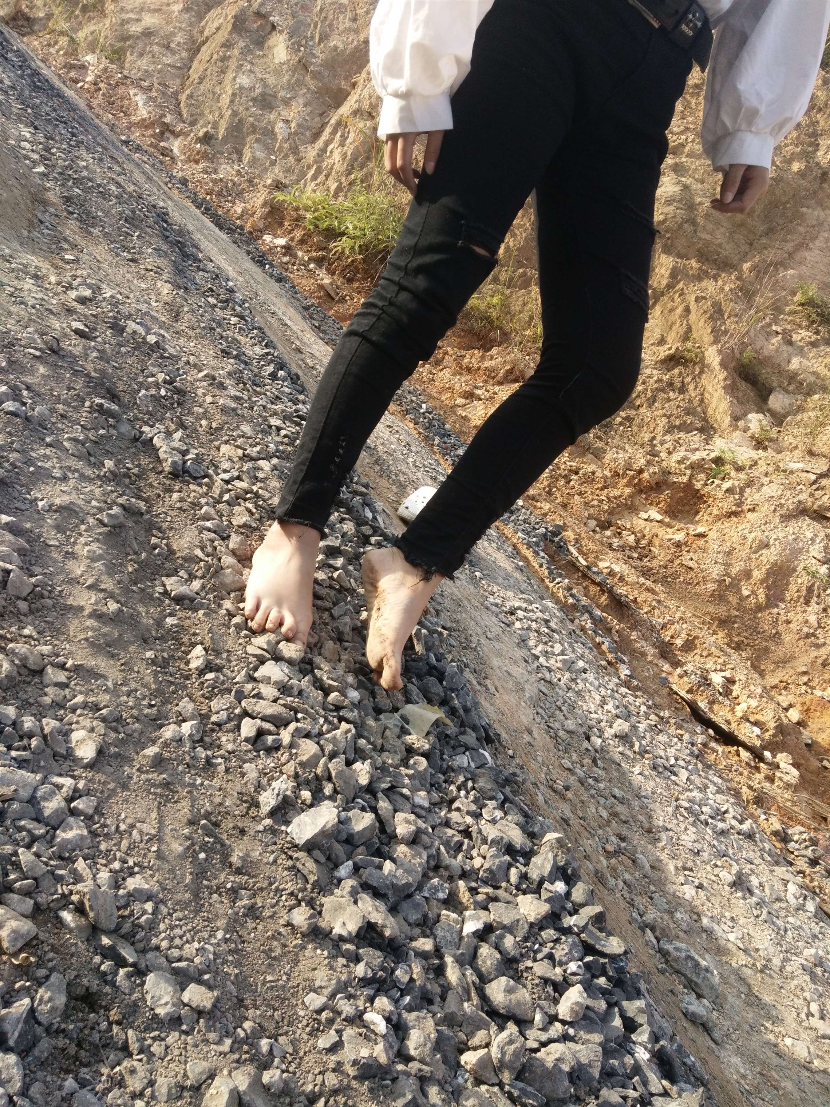 《粉鞋姑娘踩黑泥石子【套图+视频12个】》作品图