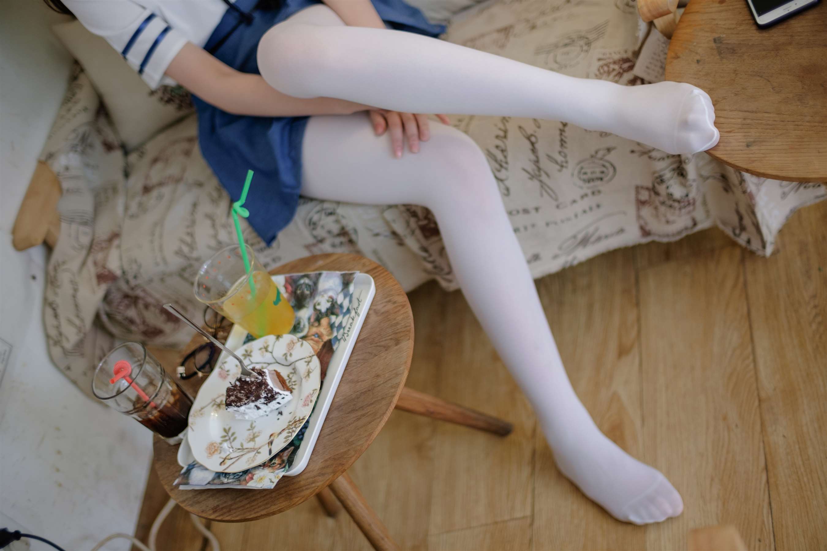 《学生水手服の白丝脚丫》作品图