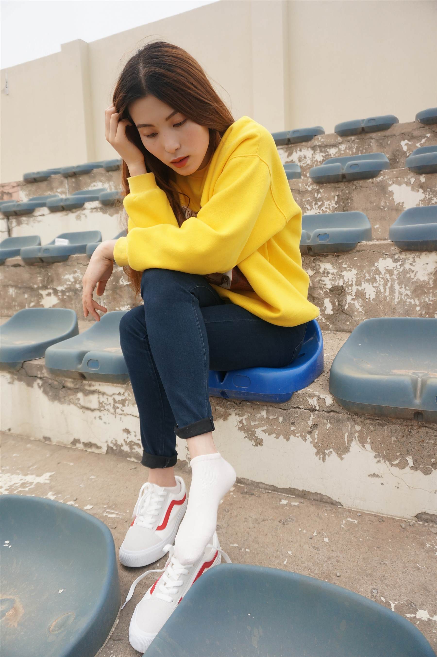 《操场牛仔裤棉袜の裸足脚丫》作品图