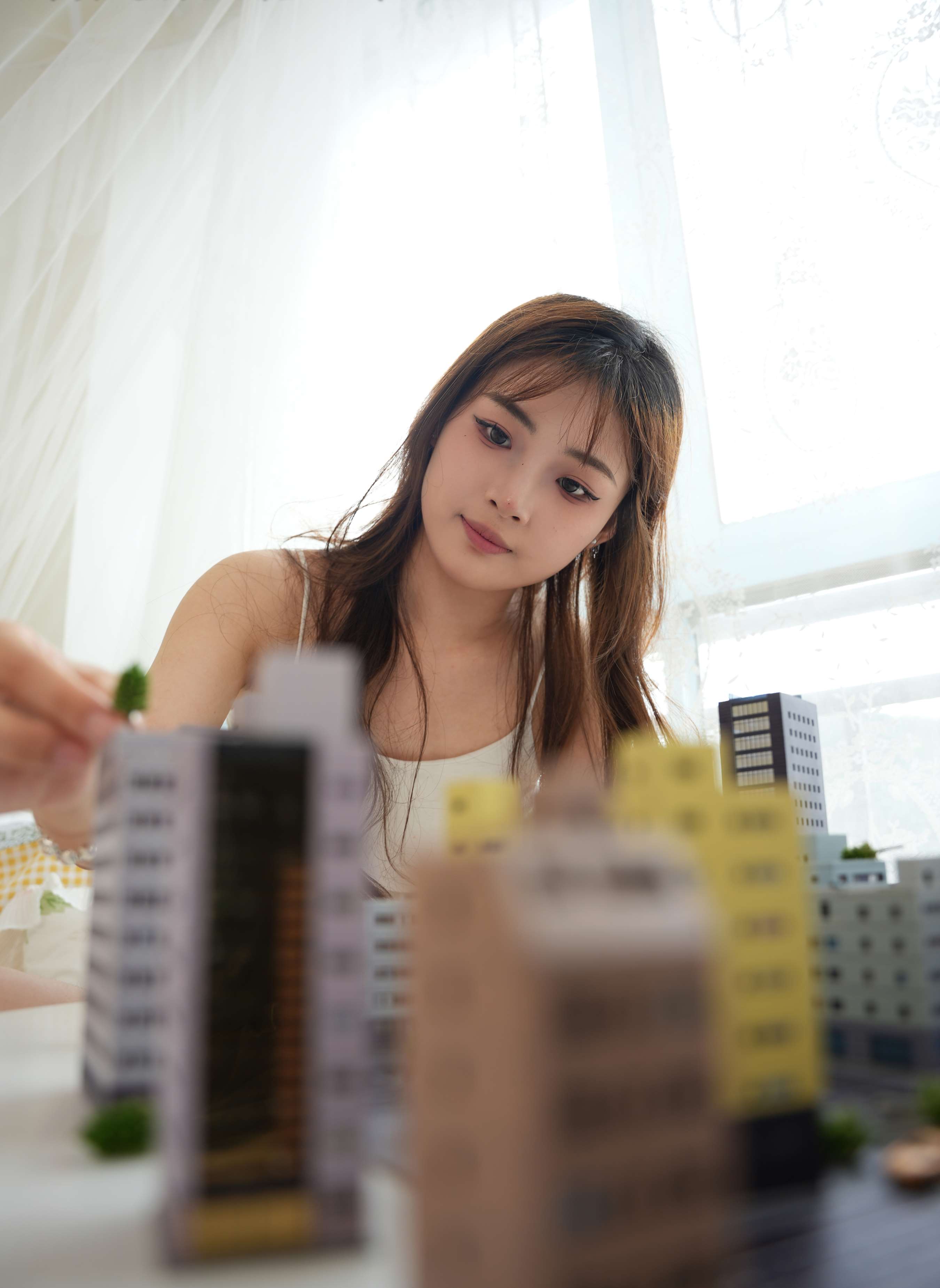 《晓晓 梦境误入小人国，化身巨人少女》作品图