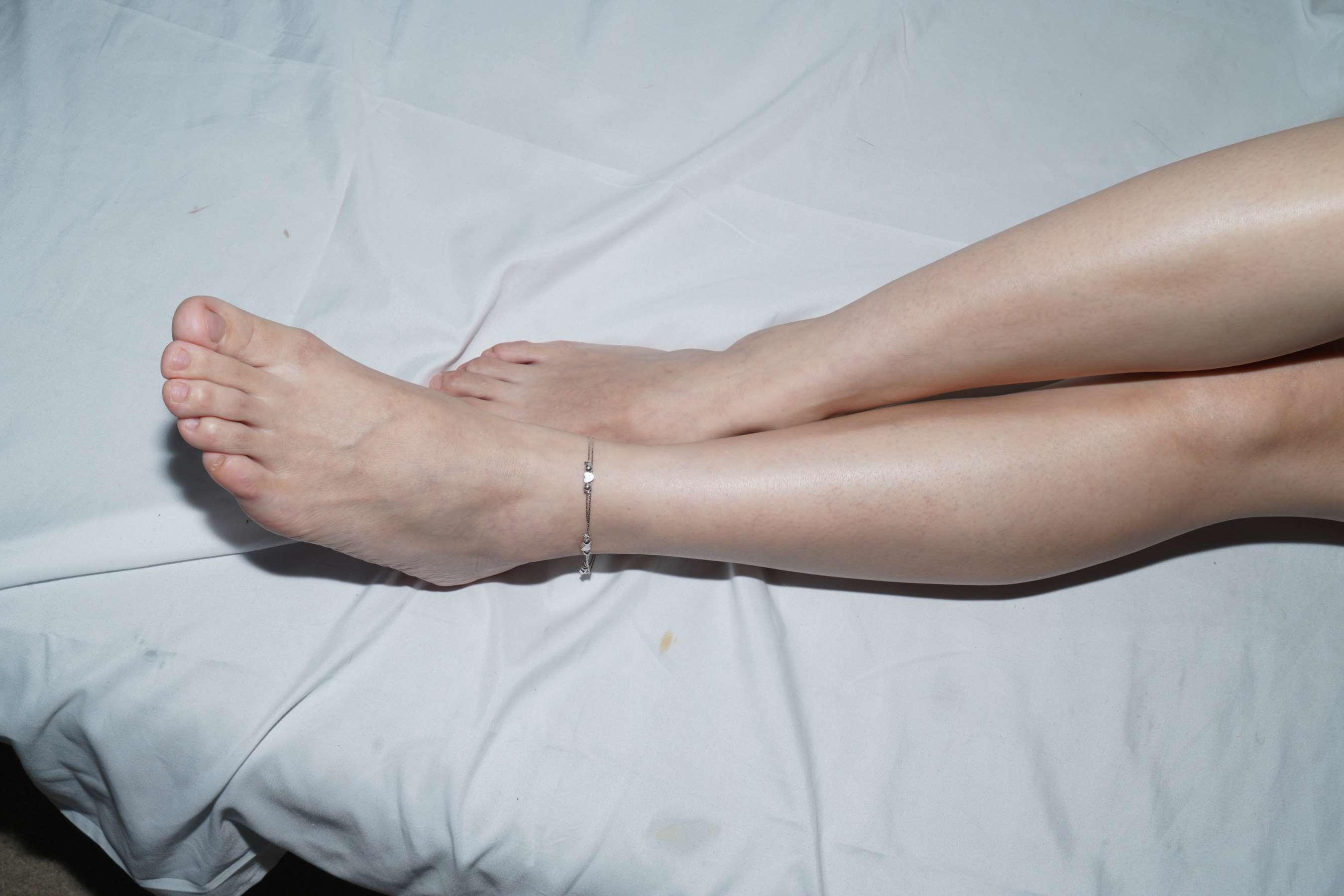 《小婷的37码美脚手感非常不错》作品图