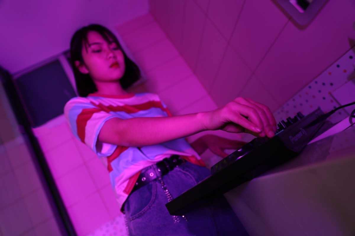 《旅馆嫩足玩棉袜》作品图