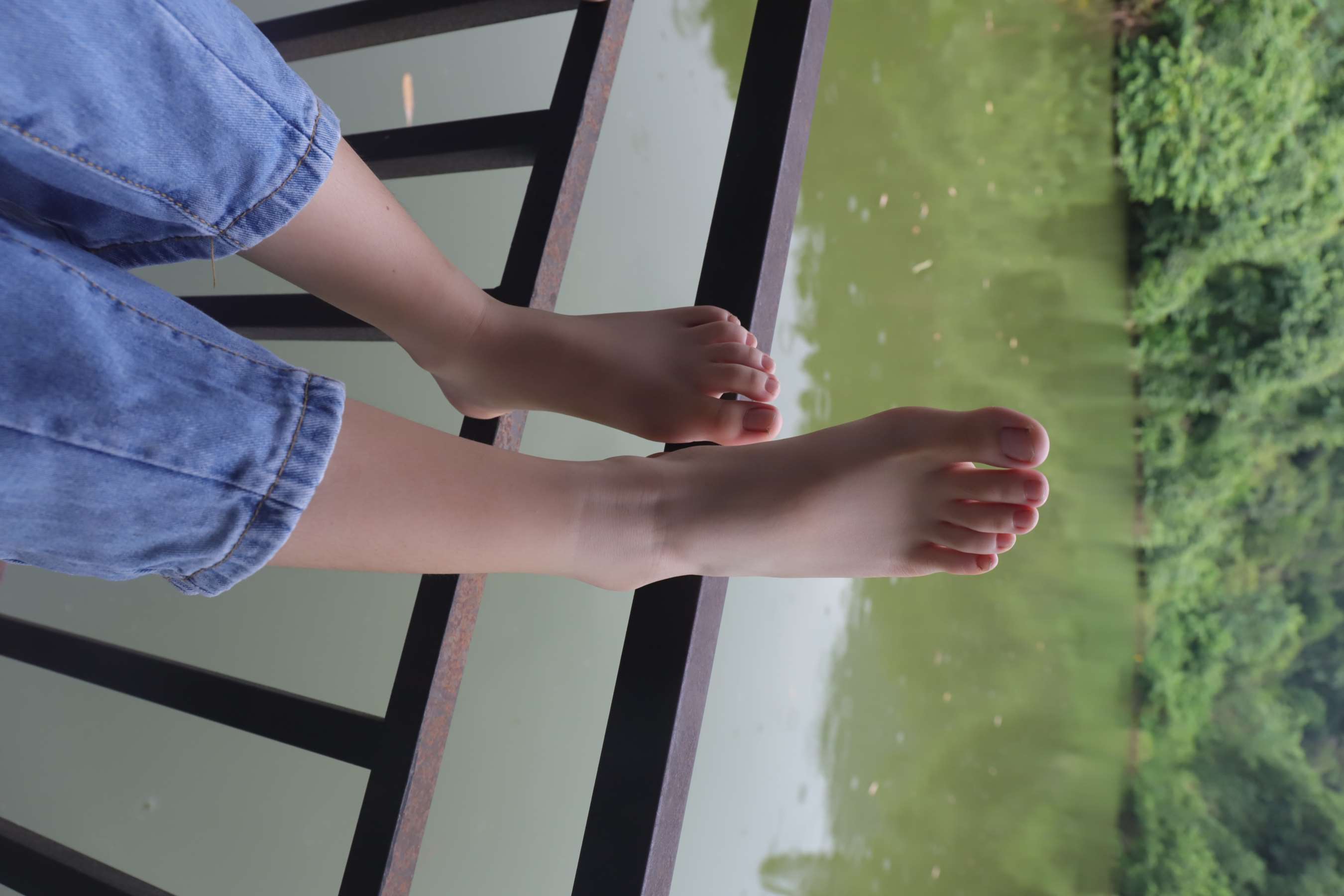 《表妹与同学小芳拍完脚丫拍食物去》作品图