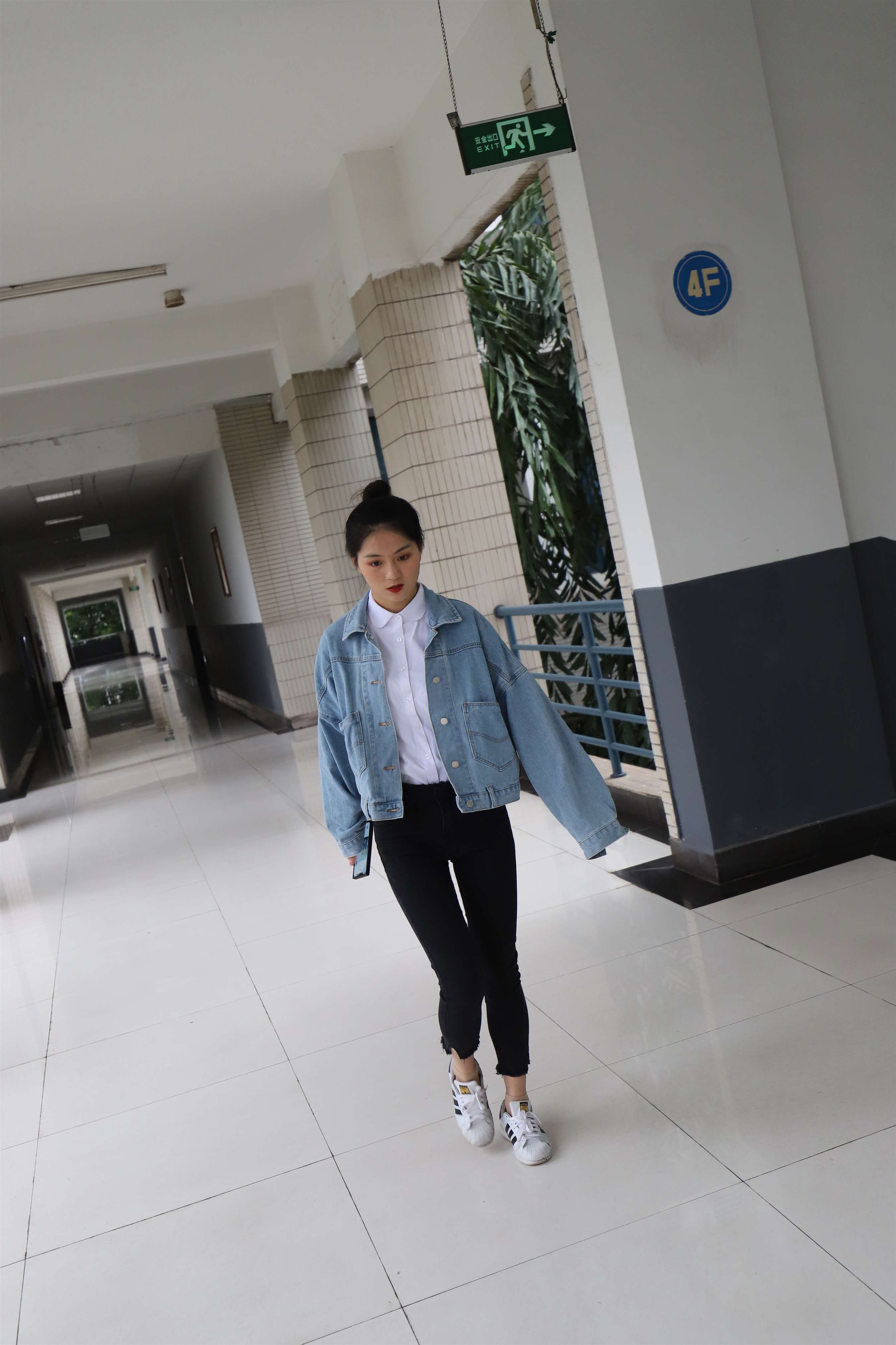 《牛仔衫の板鞋丝足【视频1个网盘下载】》作品图