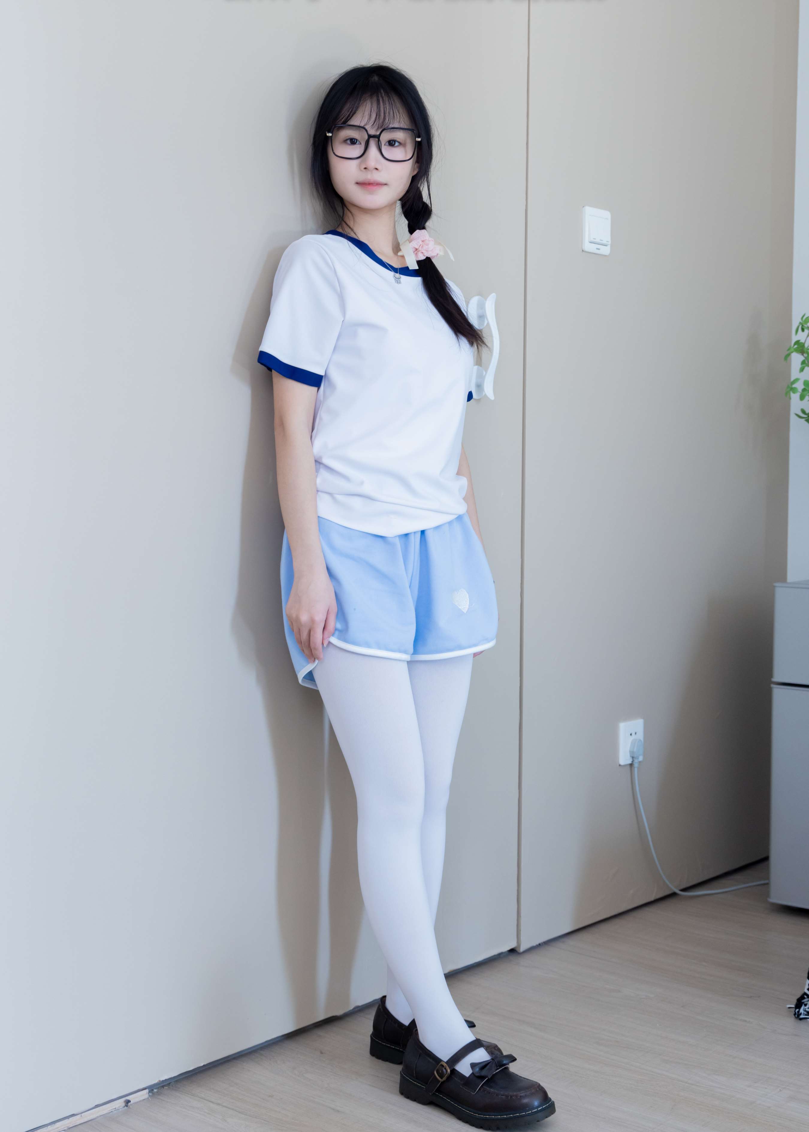 《甜甜圈-皮鞋の厚白丝》作品图