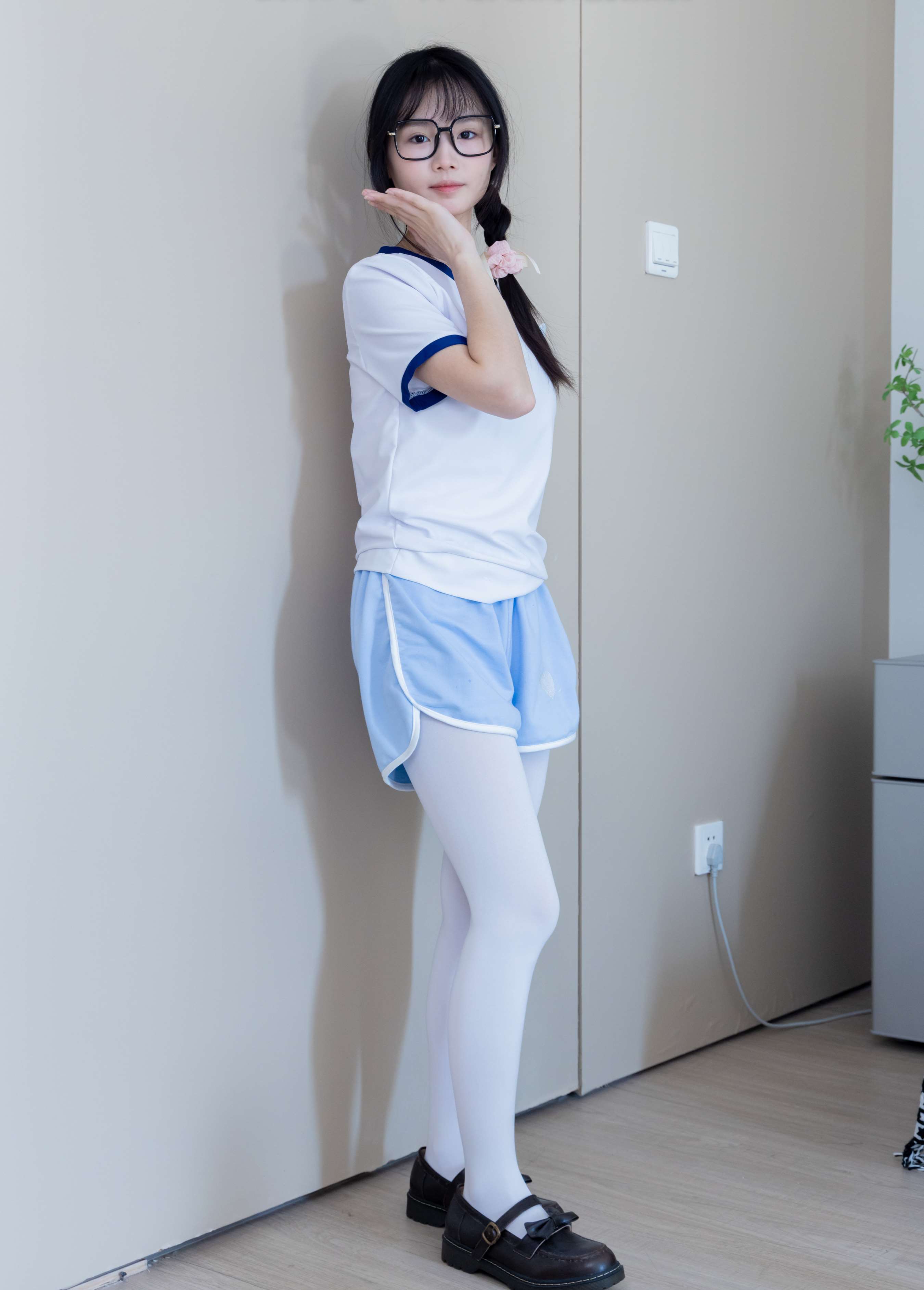 《甜甜圈-皮鞋の厚白丝》作品图